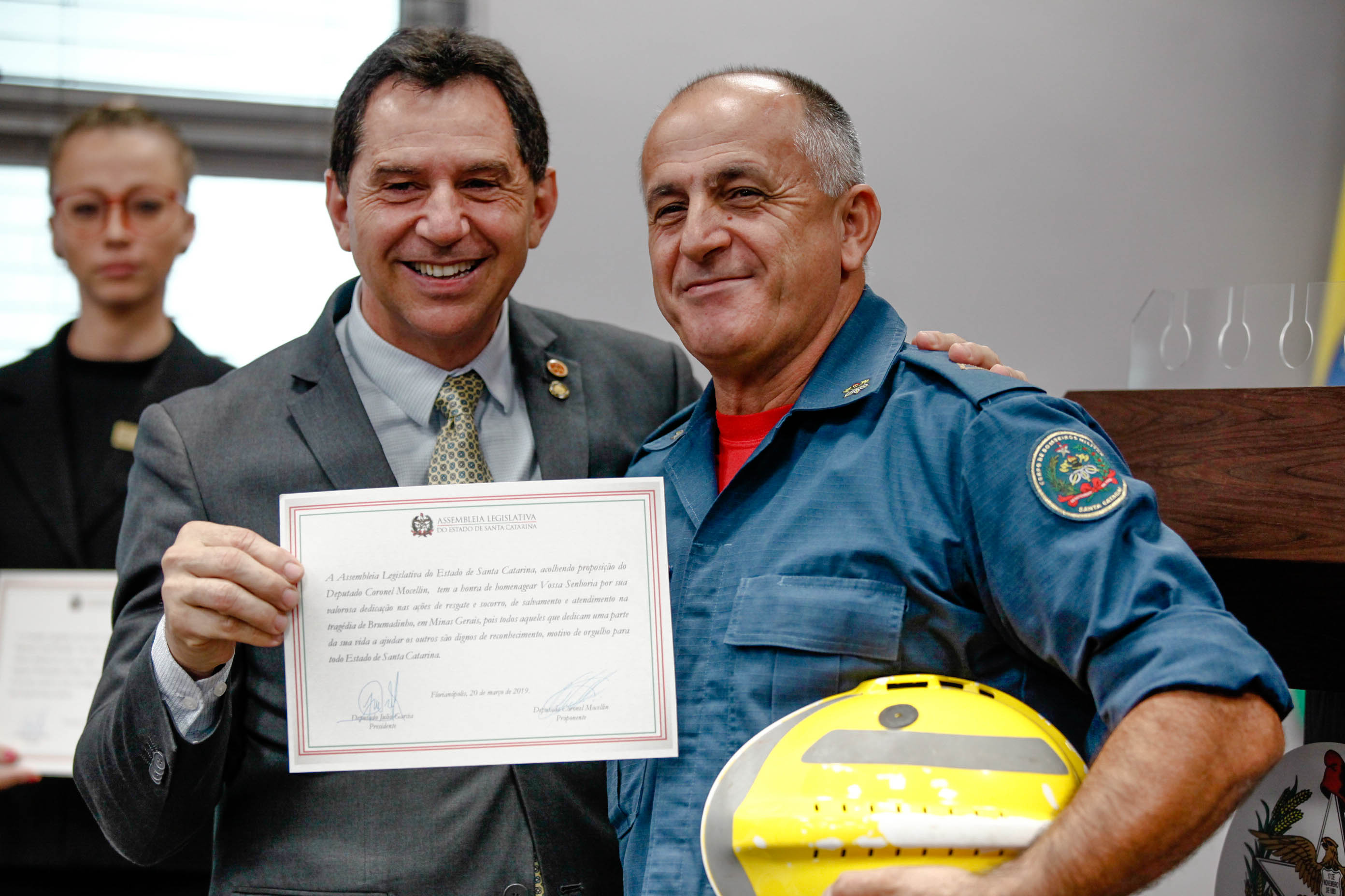 Bombeiros catarinenses que atuaram em Brumadinho são homenageados na Alesc.