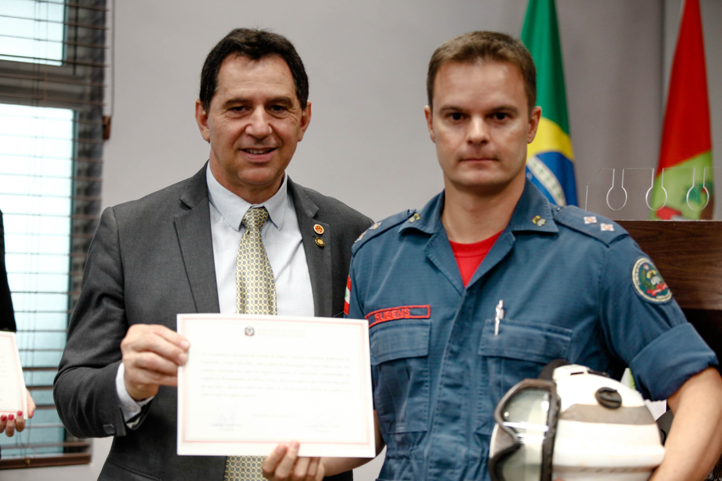 Bombeiros catarinenses que atuaram em Brumadinho são homenageados na Alesc.