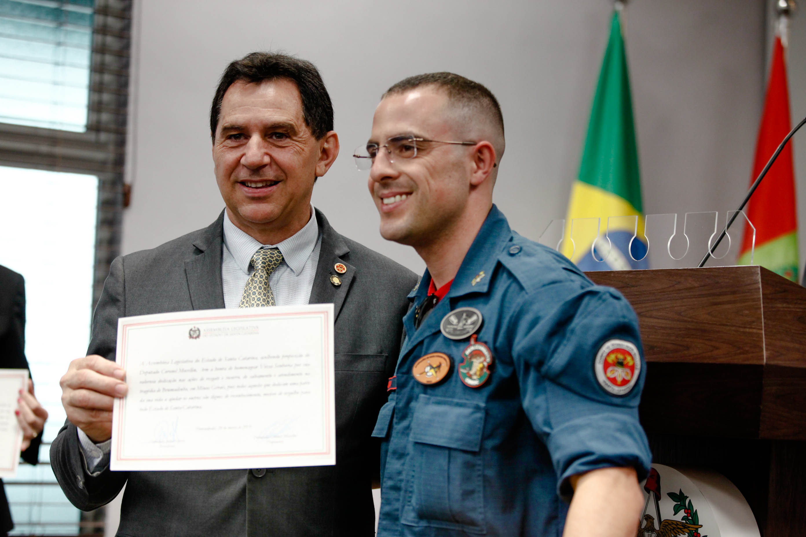 Bombeiros catarinenses que atuaram em Brumadinho são homenageados na Alesc.
