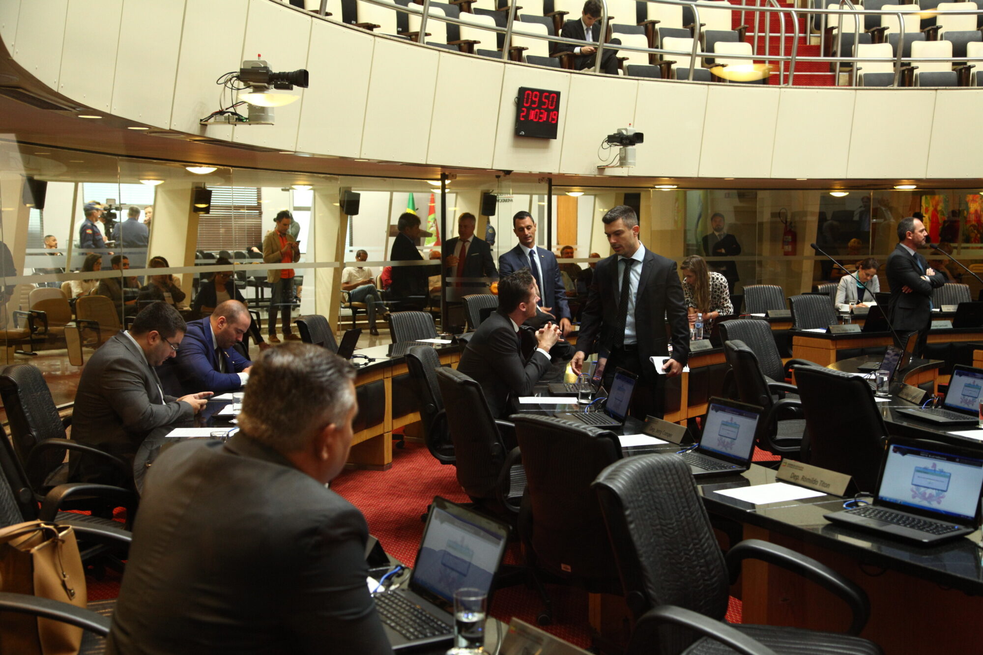 Deputados abordam assuntos diversos na sessão desta quinta-feira (21)