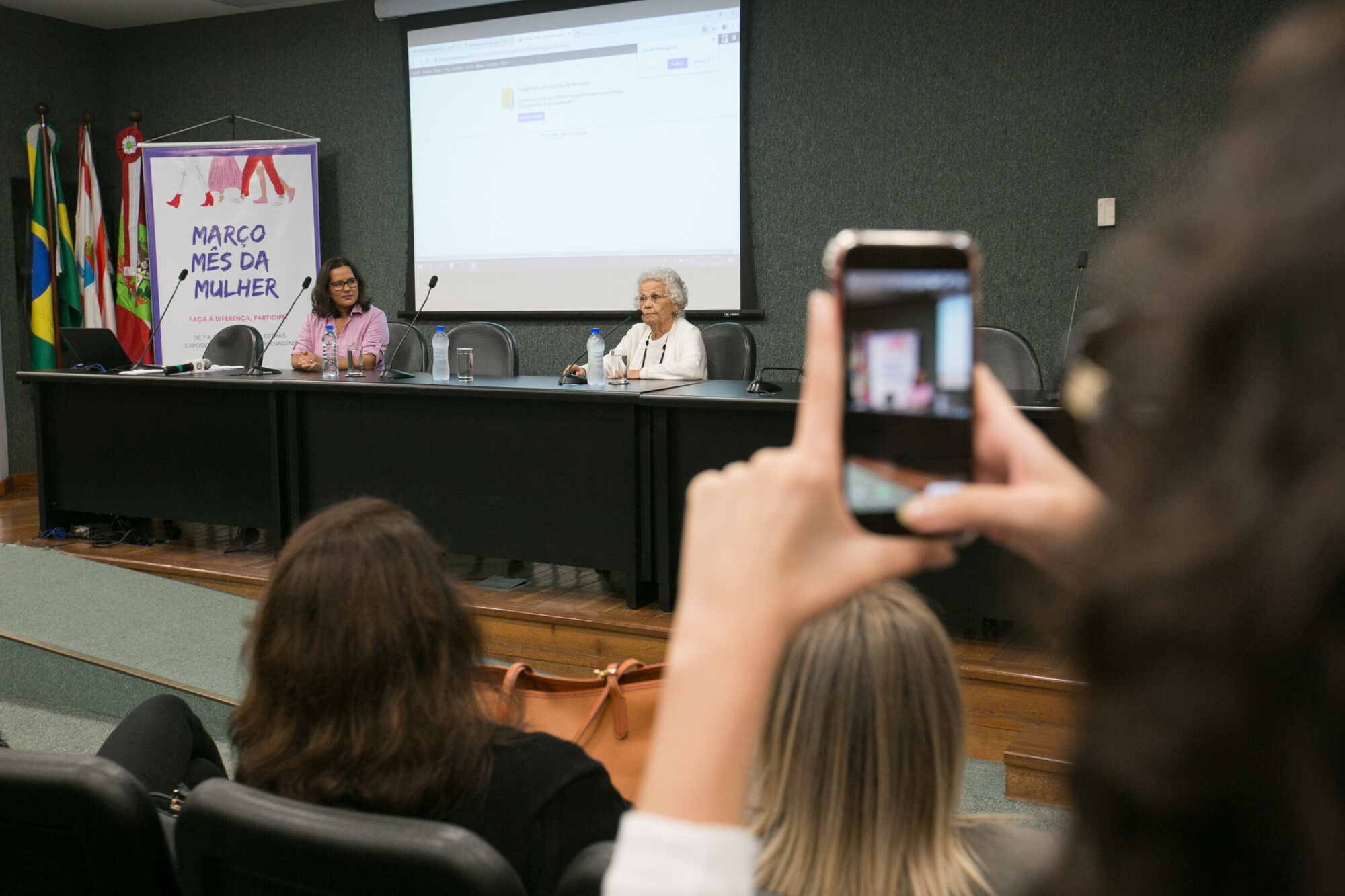 Ampliação do espaço feminino na política exige mais união das mulheres