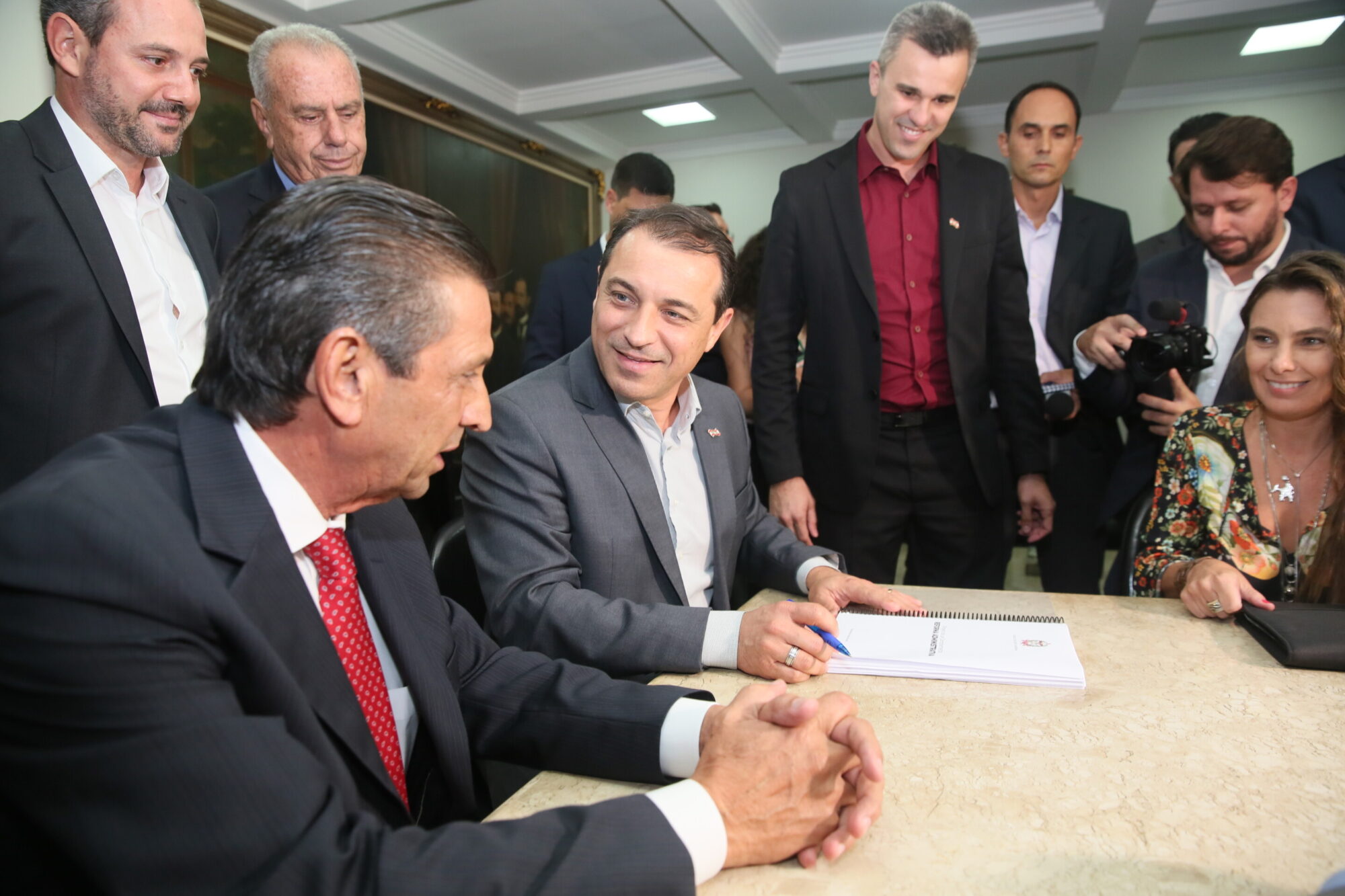 Governador entrega projeto da reforma administrativa ao Legislativo