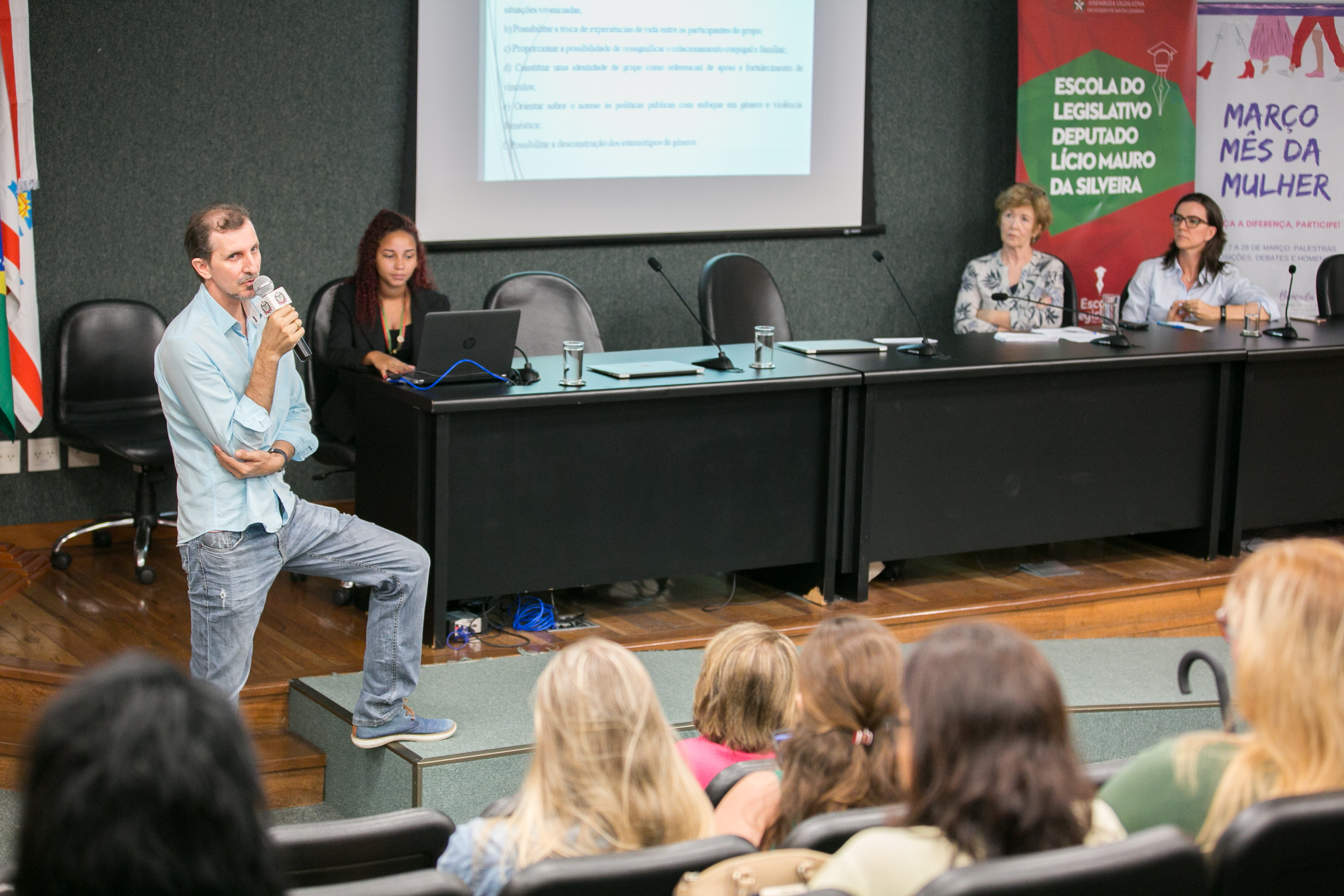 PALESTRA - Ações de enfrentamento à violência de gênero