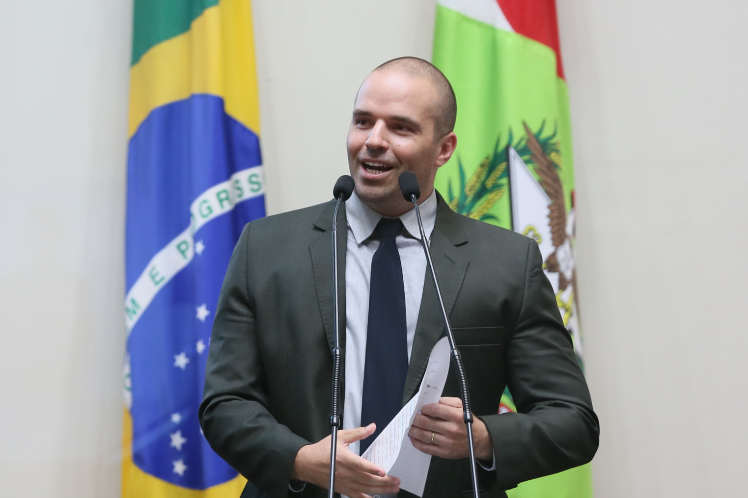 Deputado Jesse Lopes Homenageia as Policiais Militares que Trabalham na Alesc.