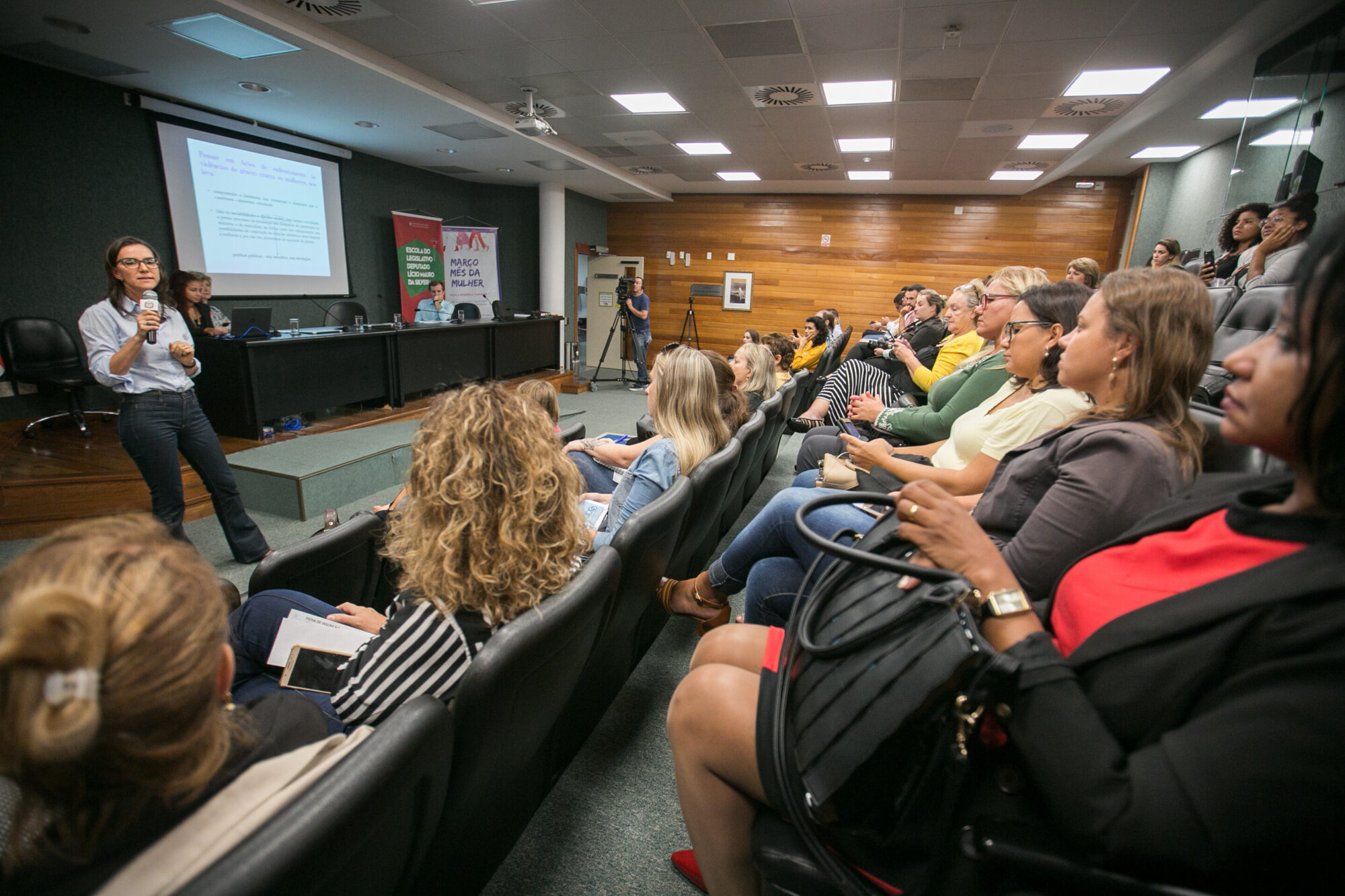 Especialistas debatem formas de combater as violências de gênero