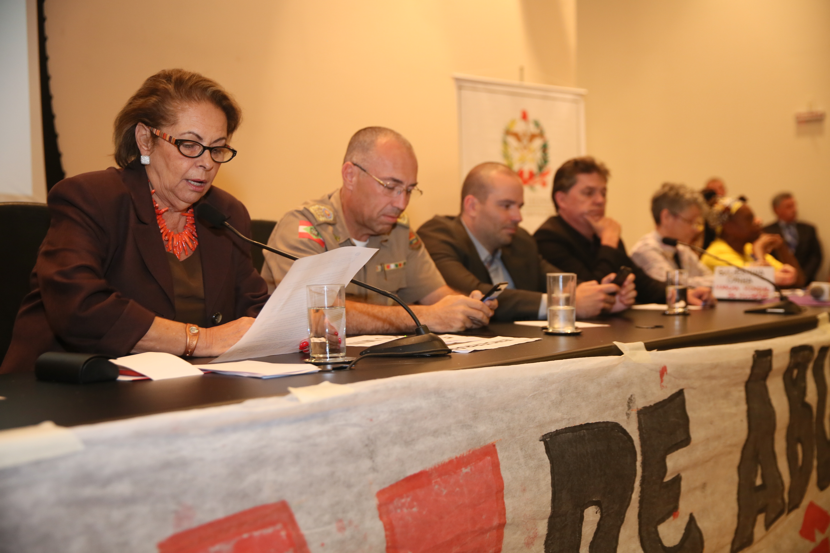 A segurança e sua relação com a população de periferia, movimentos sociais e culturais da Grande Florianópolis.