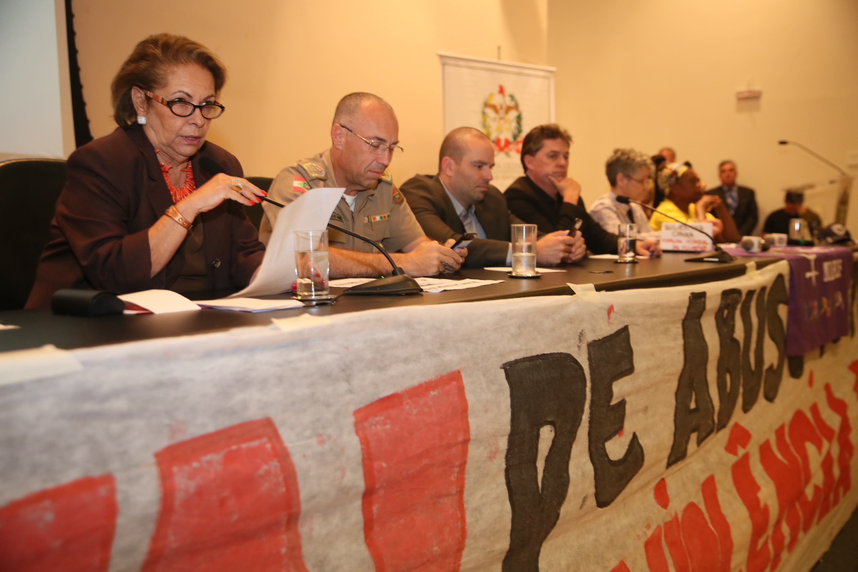A segurança e sua relação com a população de periferia, movimentos sociais e culturais da Grande Florianópolis.