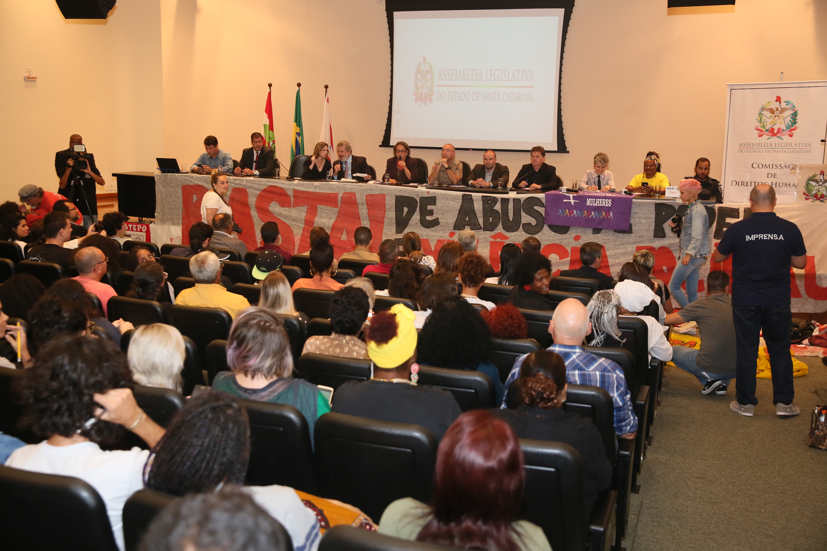 A segurança e sua relação com a população de periferia, movimentos sociais e culturais da Grande Florianópolis.