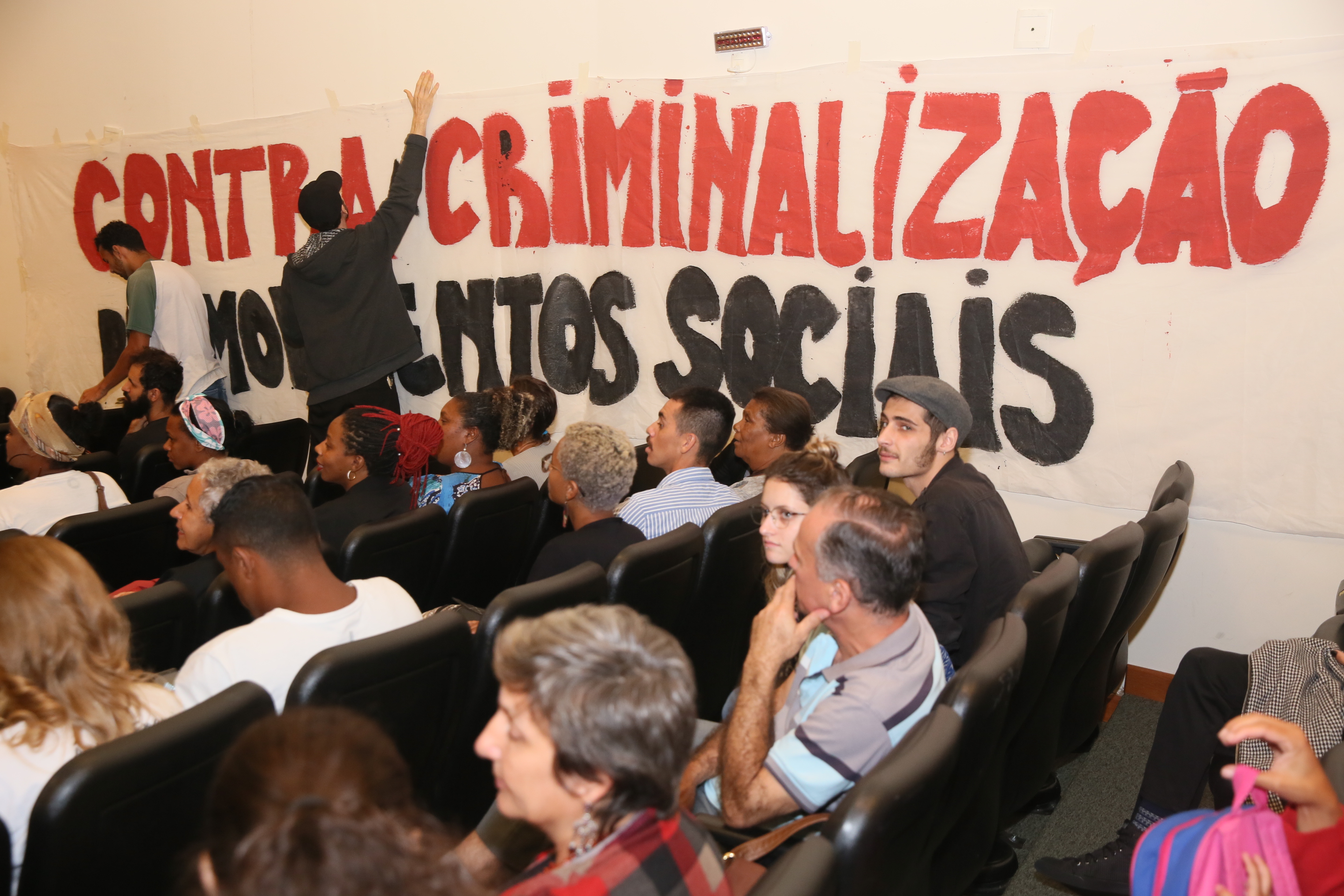 A segurança e sua relação com a população de periferia, movimentos sociais e culturais da Grande Florianópolis.