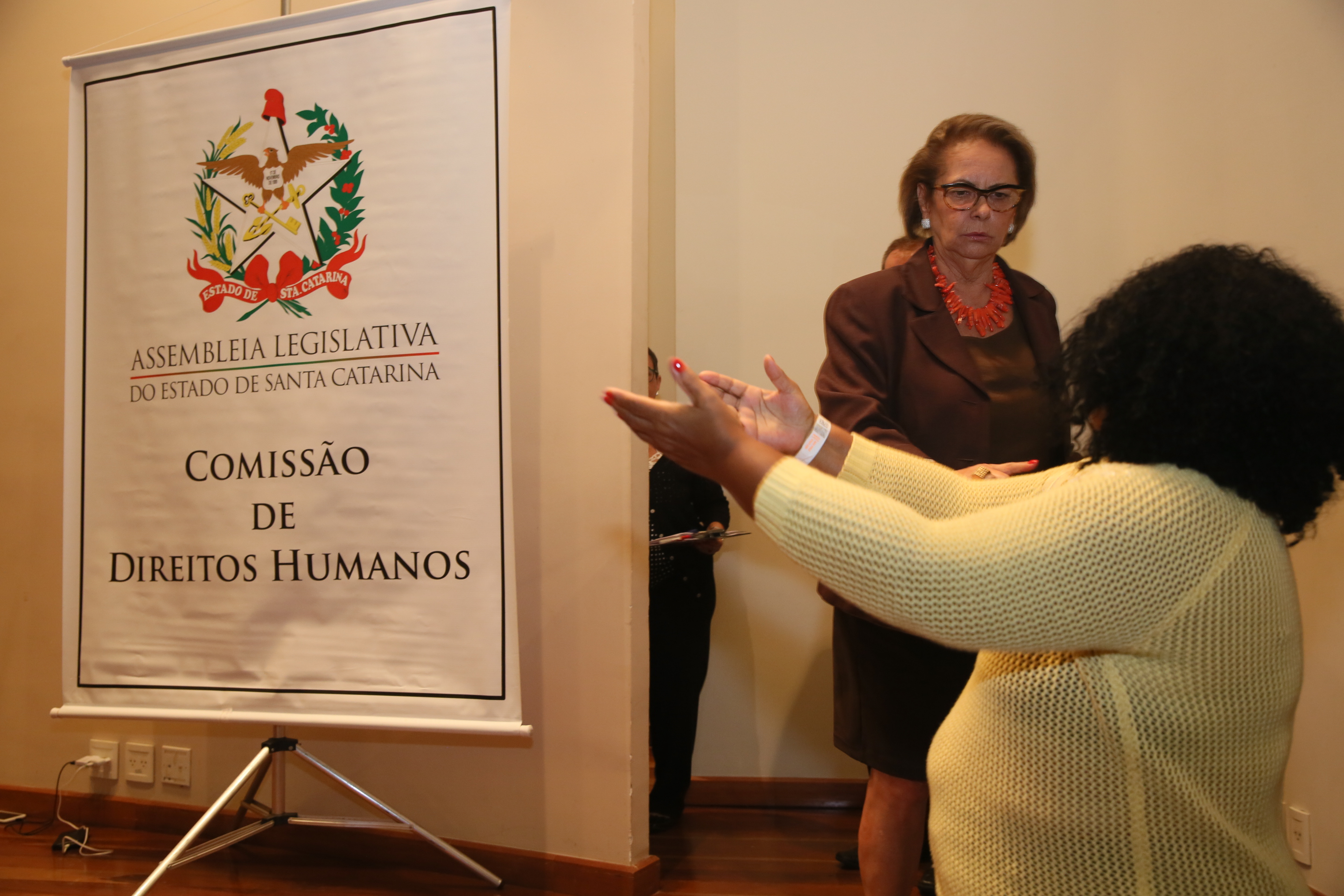 A segurança e sua relação com a população de periferia, movimentos sociais e culturais da Grande Florianópolis.