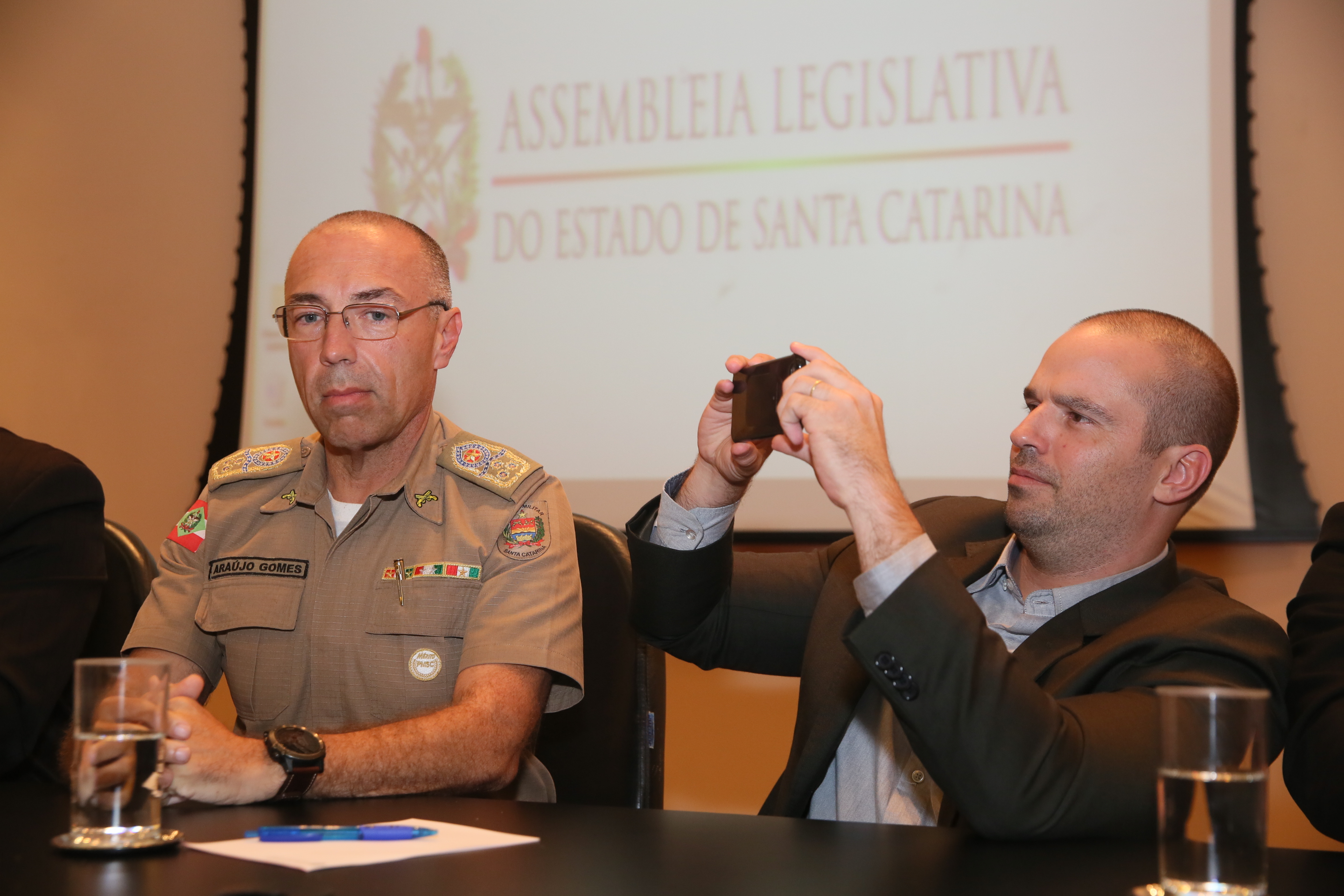 A segurança e sua relação com a população de periferia, movimentos sociais e culturais da Grande Florianópolis.