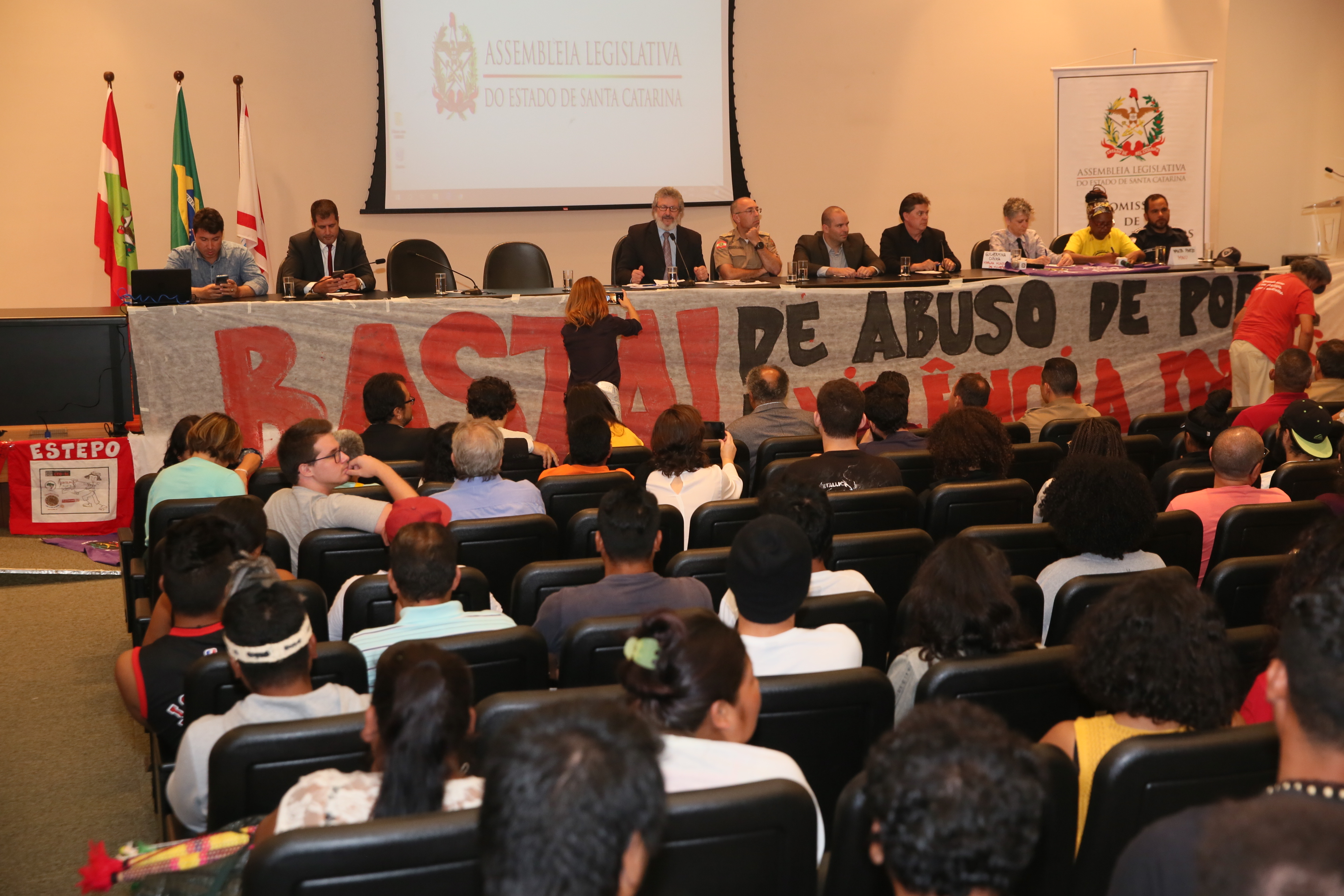A segurança e sua relação com a população de periferia, movimentos sociais e culturais da Grande Florianópolis.