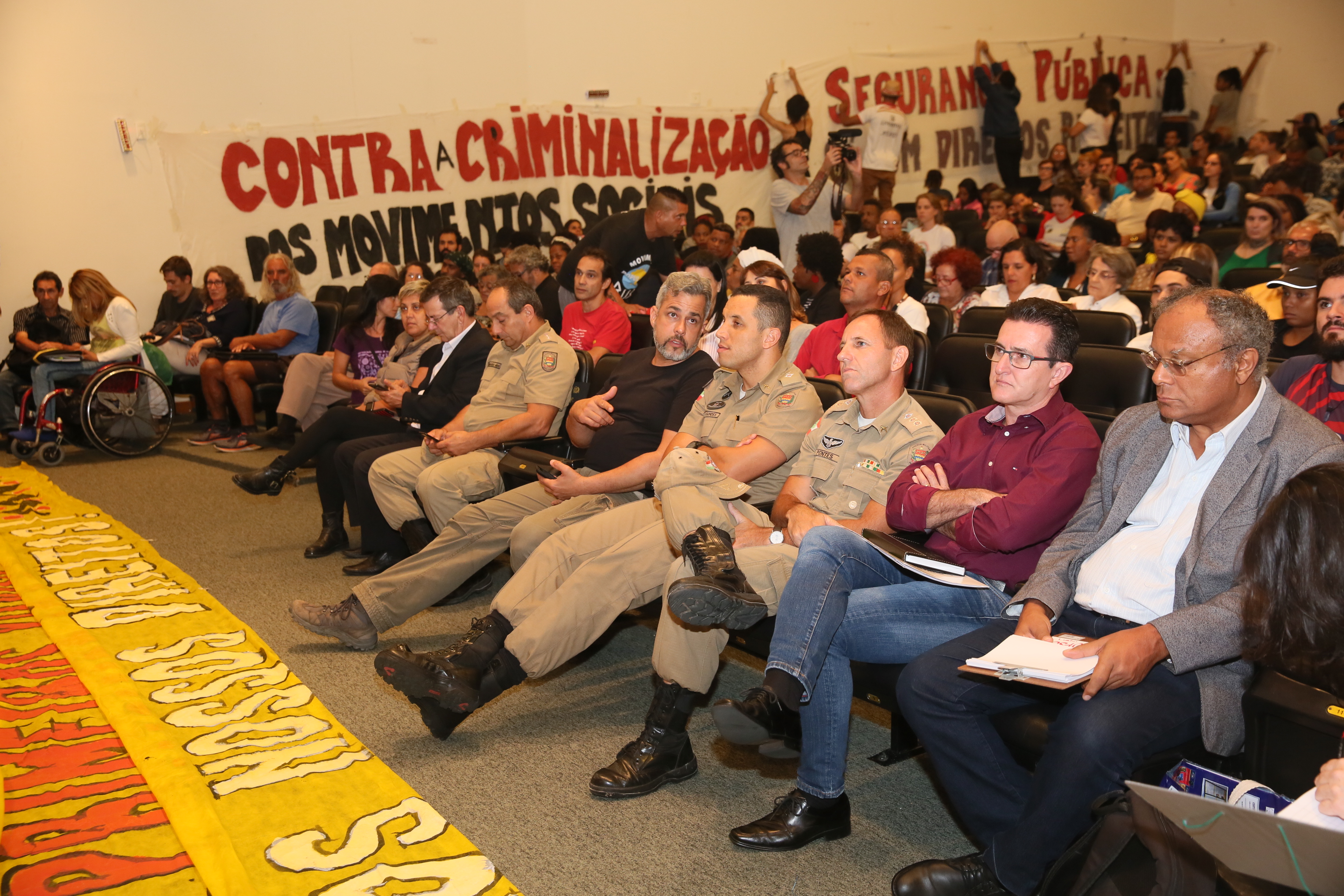 A segurança e sua relação com a população de periferia, movimentos sociais e culturais da Grande Florianópolis.