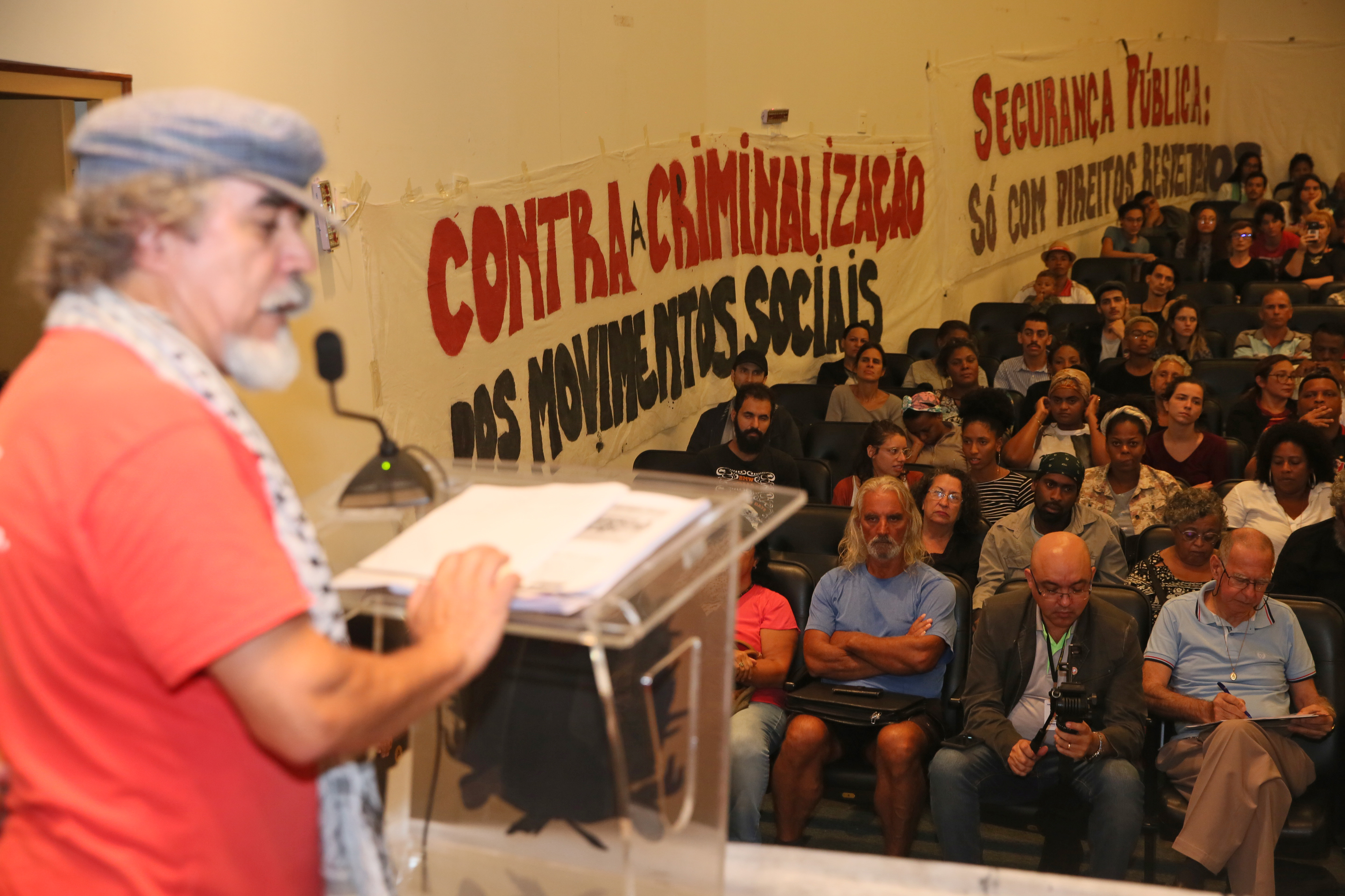 A segurança e sua relação com a população de periferia, movimentos sociais e culturais da Grande Florianópolis.
