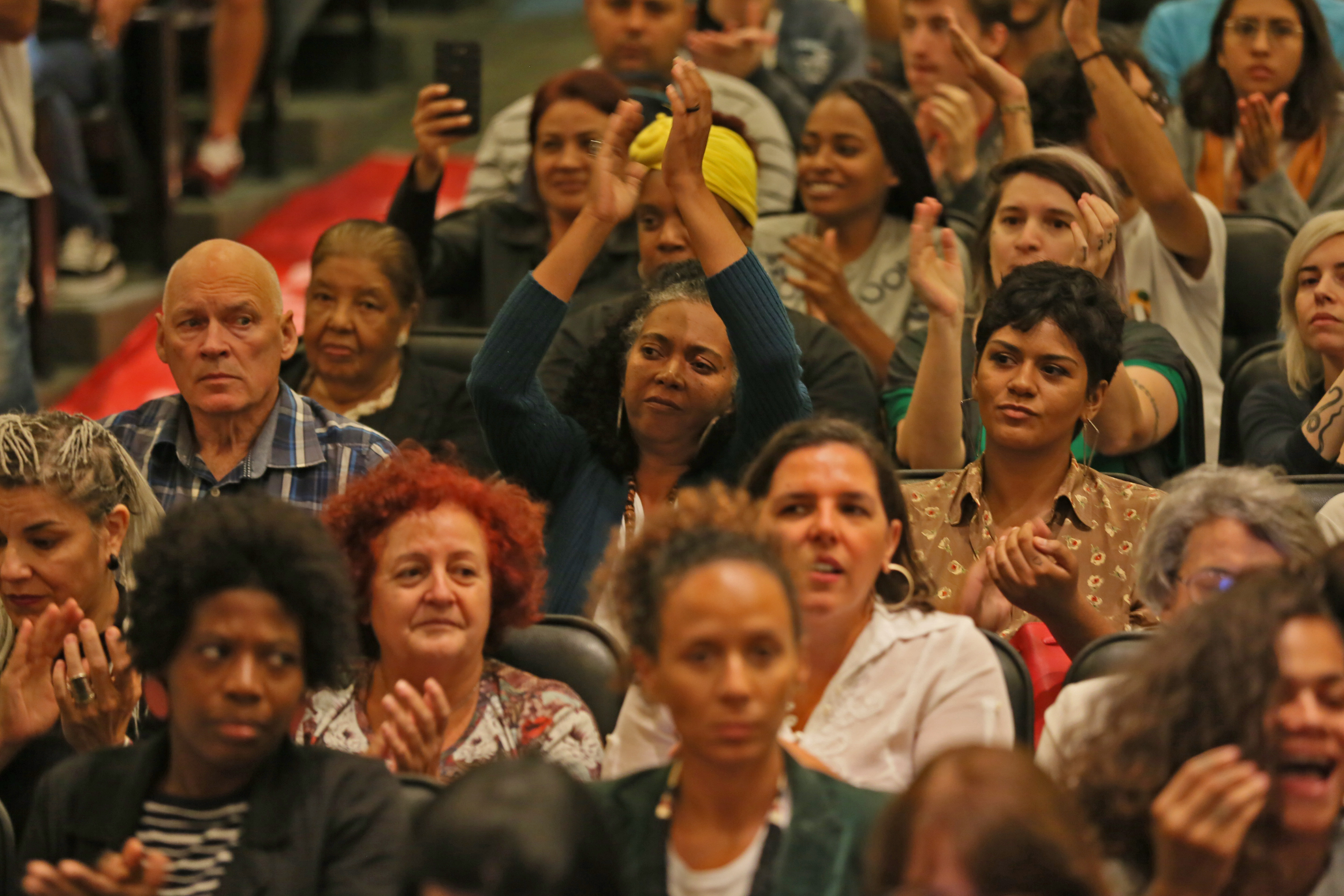 A segurança e sua relação com a população de periferia, movimentos sociais e culturais da Grande Florianópolis.