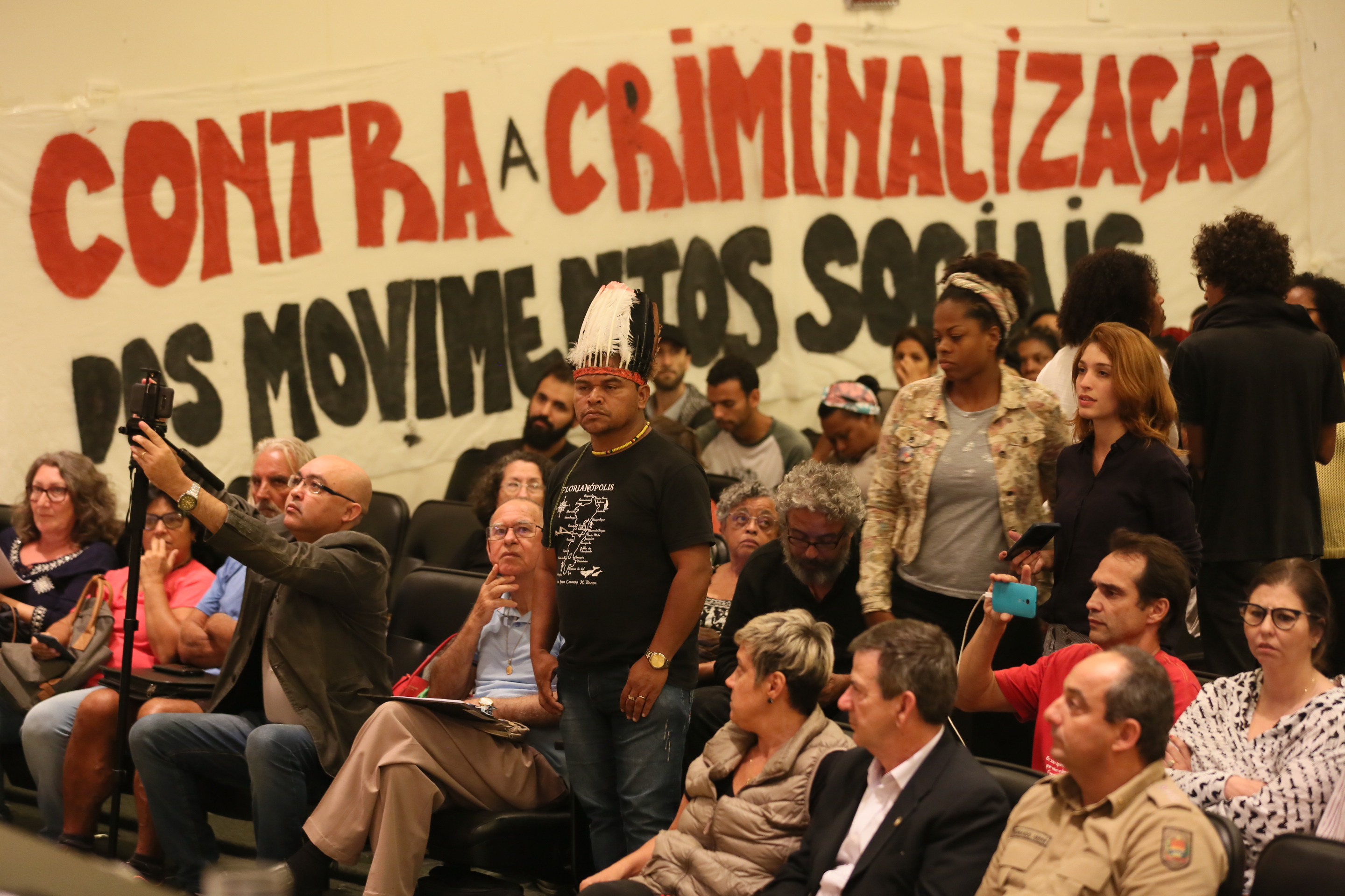 A segurança e sua relação com a população de periferia, movimentos sociais e culturais da Grande Florianópolis.