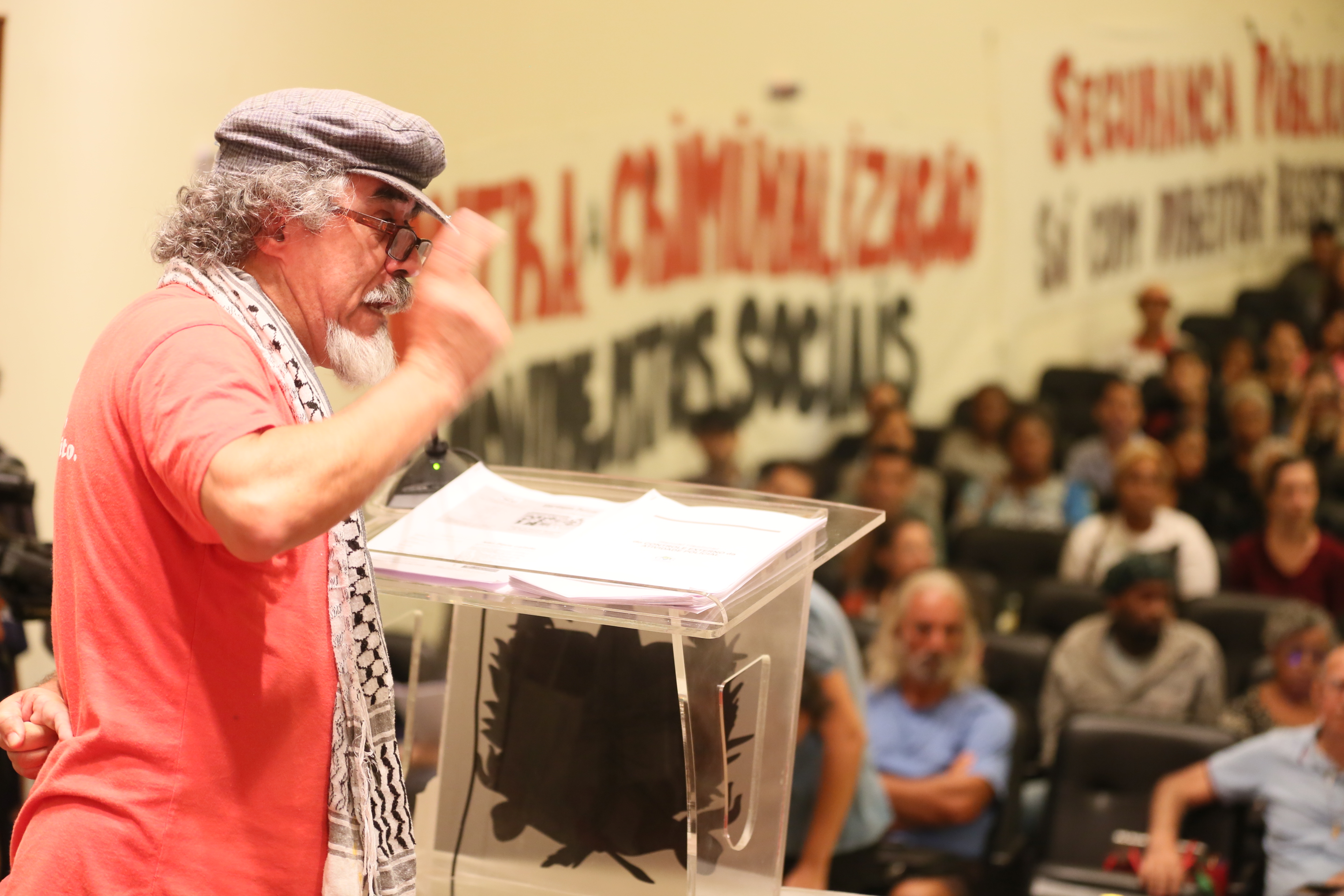 A segurança e sua relação com a população de periferia, movimentos sociais e culturais da Grande Florianópolis.
