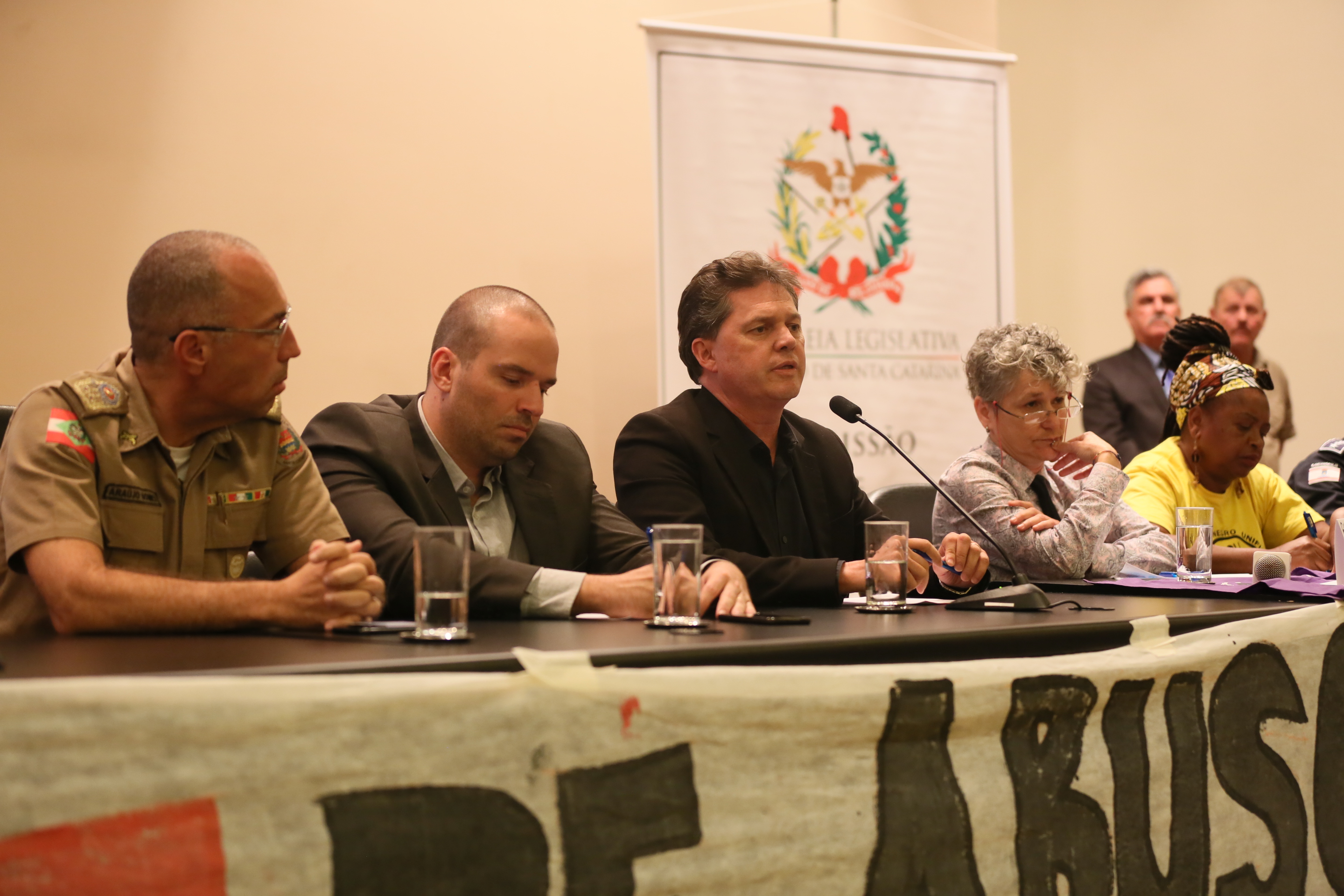 A segurança e sua relação com a população de periferia, movimentos sociais e culturais da Grande Florianópolis.