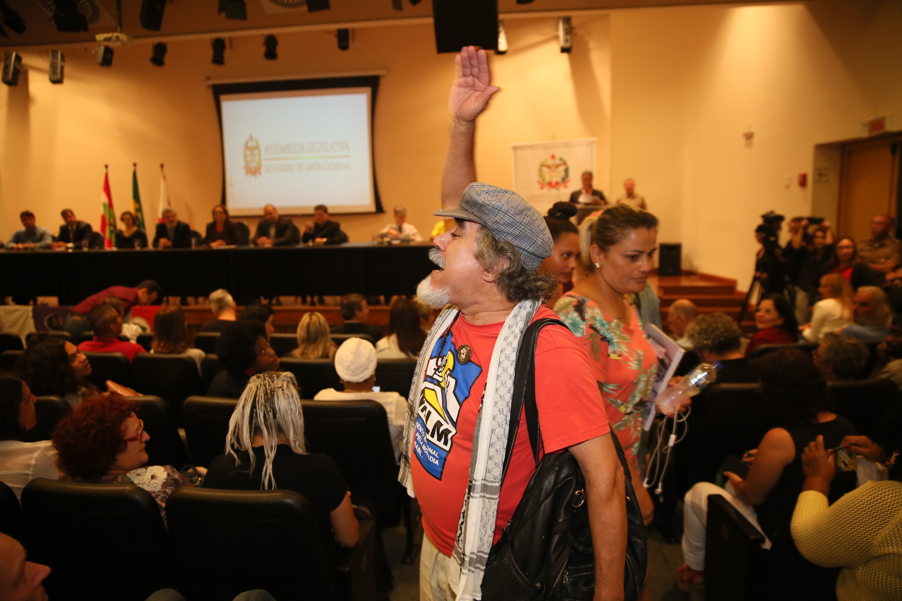 A segurança e sua relação com a população de periferia, movimentos sociais e culturais da Grande Florianópolis.