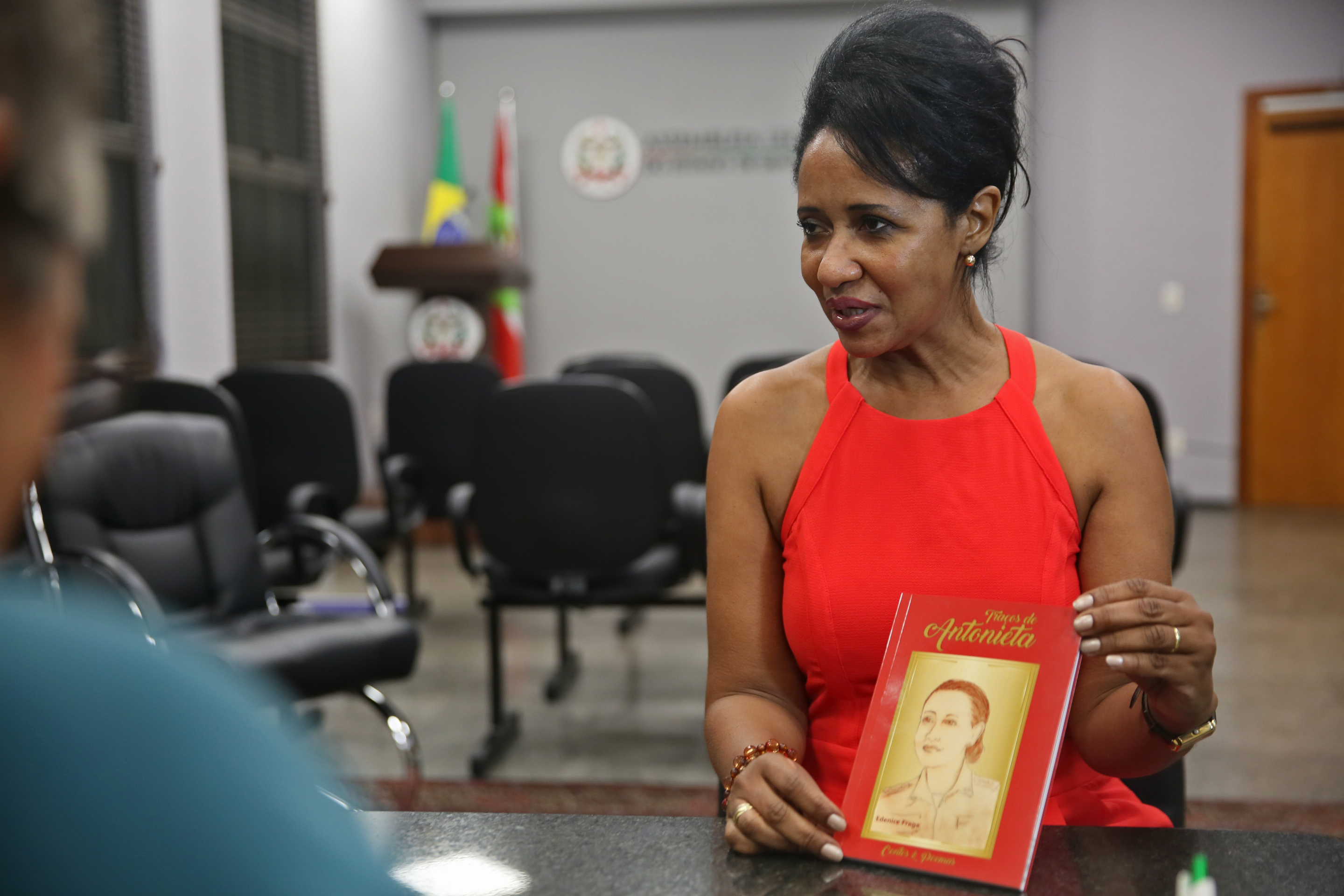 Livro Traços de Antonieta de Edenice Fraga é lançado na Alesc.