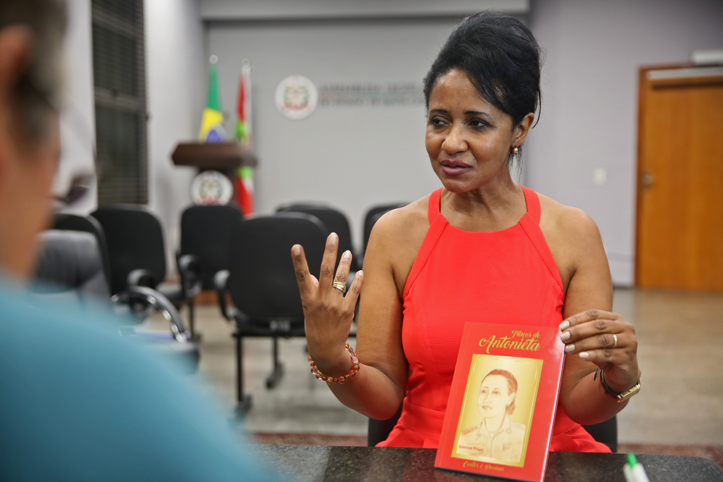 Livro Traços de Antonieta de Edenice Fraga é lançado na Alesc.