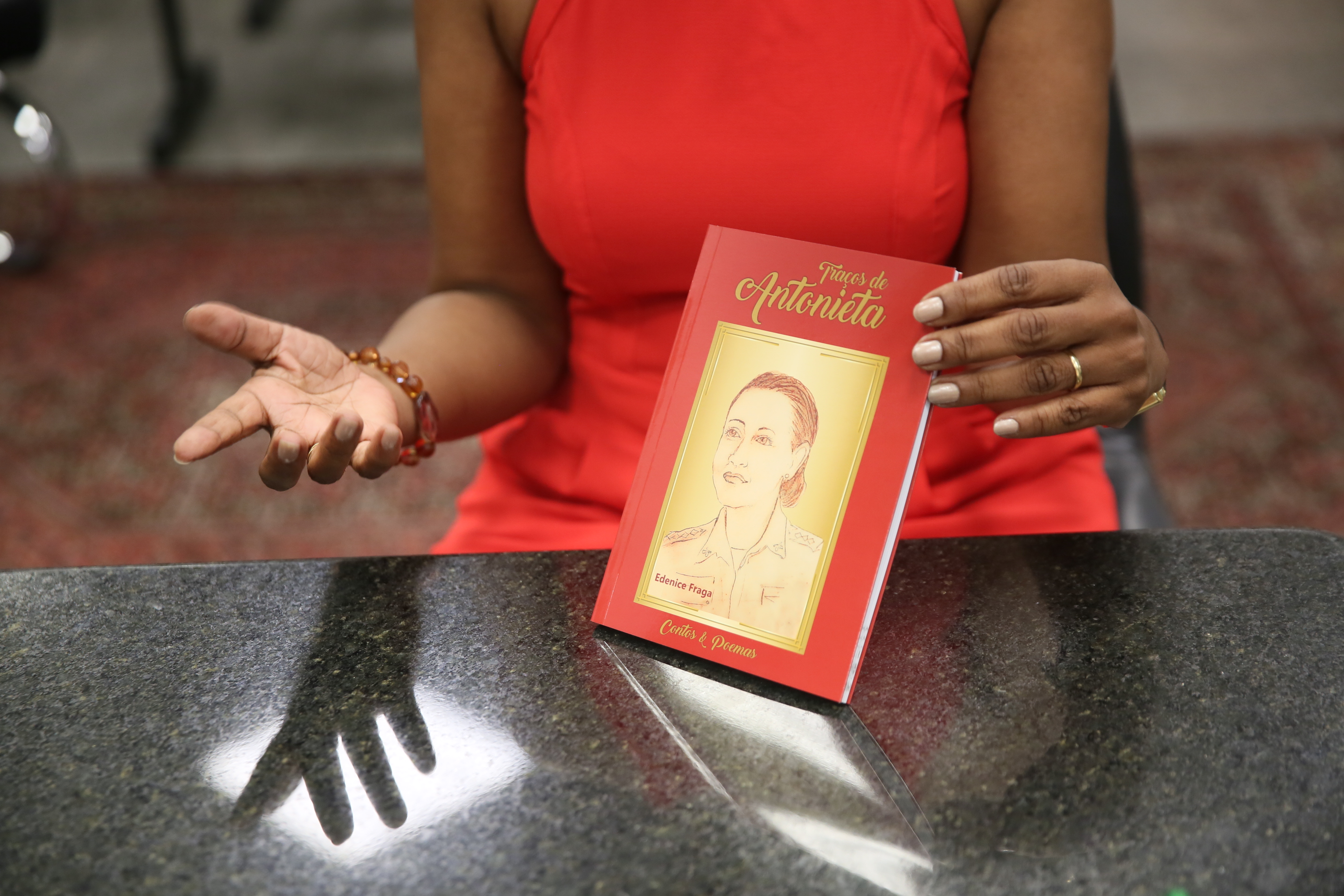 LANÇAMENTO – Livro Traços de Antonieta de Edenice Fraga é Lançado na Alesc