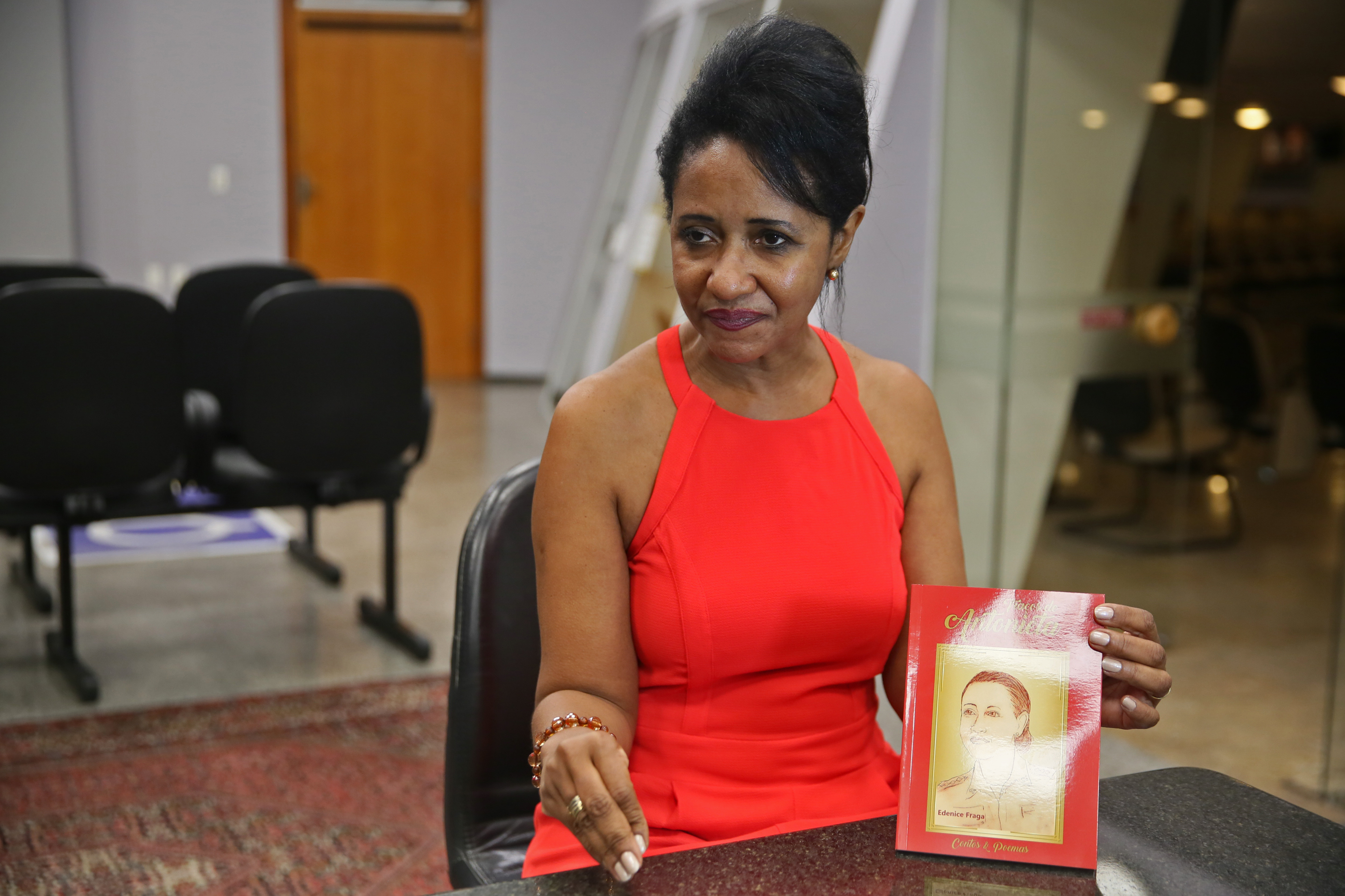 Livro Traços de Antonieta de Edenice Fraga é lançado na Alesc.