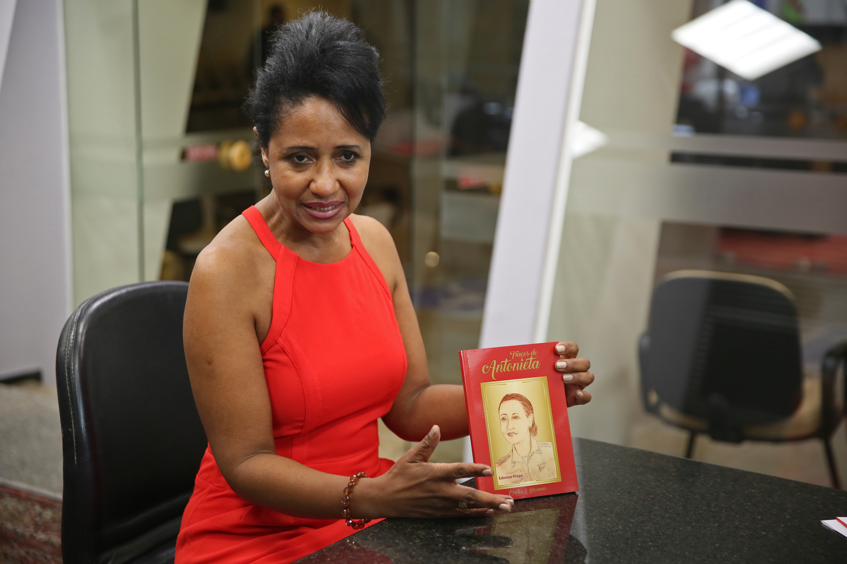 Livro Traços de Antonieta de Edenice Fraga é lançado na Alesc.