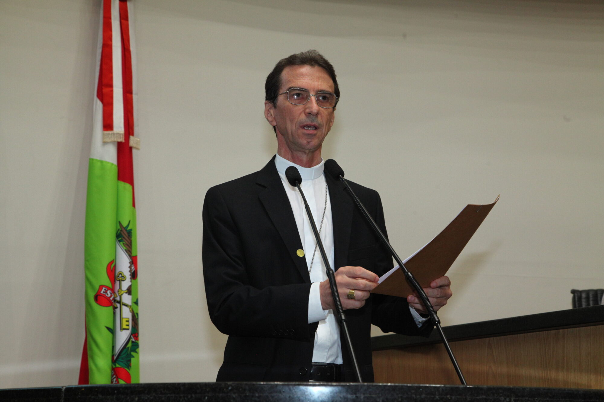 Dom João Francisco Salm, bispo e presidente da Regional Sul 4 da CNBB discursa na tribuna.