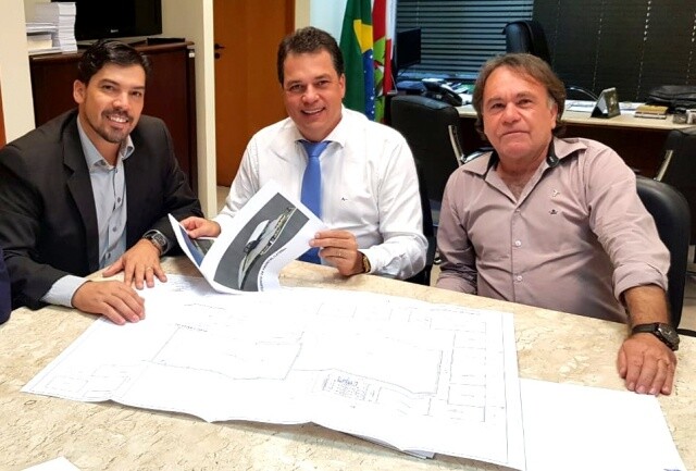 Deputado Rodrigo Minotto conhece projeto de ampliação da Escola Princesa Izabel, de Lebon Régis. Foto: Assessoria Parlamentar.