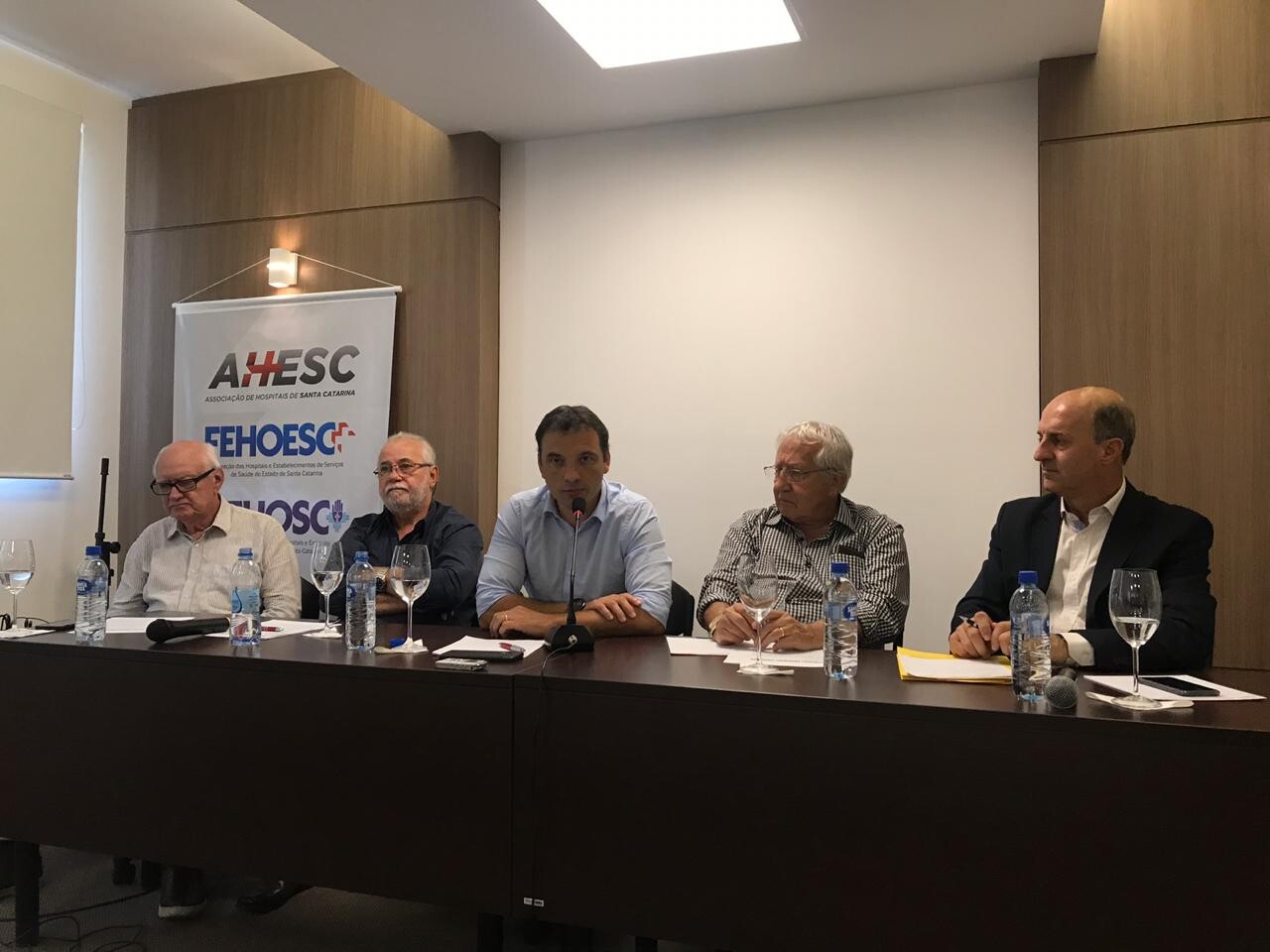 Secretário Helton Zeferino participou de reunião na sede das entidades que representam os hospitais de SC. FOTO: Divulgação