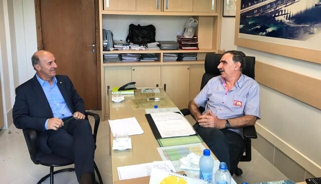 Deputado Zé Milton conversa com o diretor executivo da Fecoagro, Ivan Ramos, sobre as dificuldades e perspectivas da agricultura catarinense. Foto: As