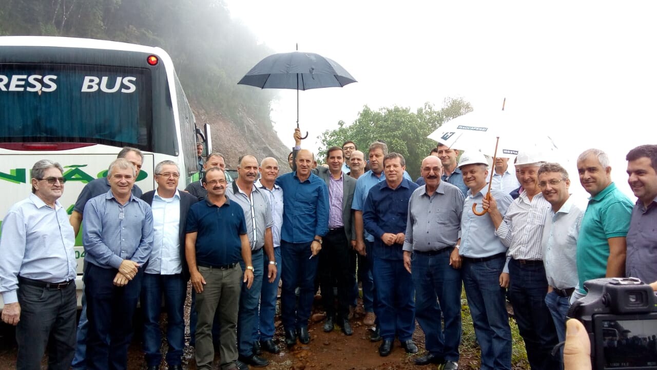 Deputado Zé Milton e lideranças políticas nas obras da Serra da Rocinha
