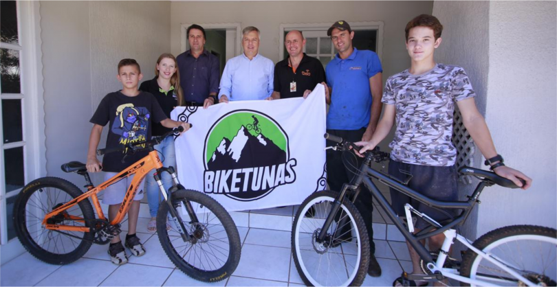 Deputado Fabiano da Luz e ciclistas de Tunápolis FOTO: Eliéser Donhauser