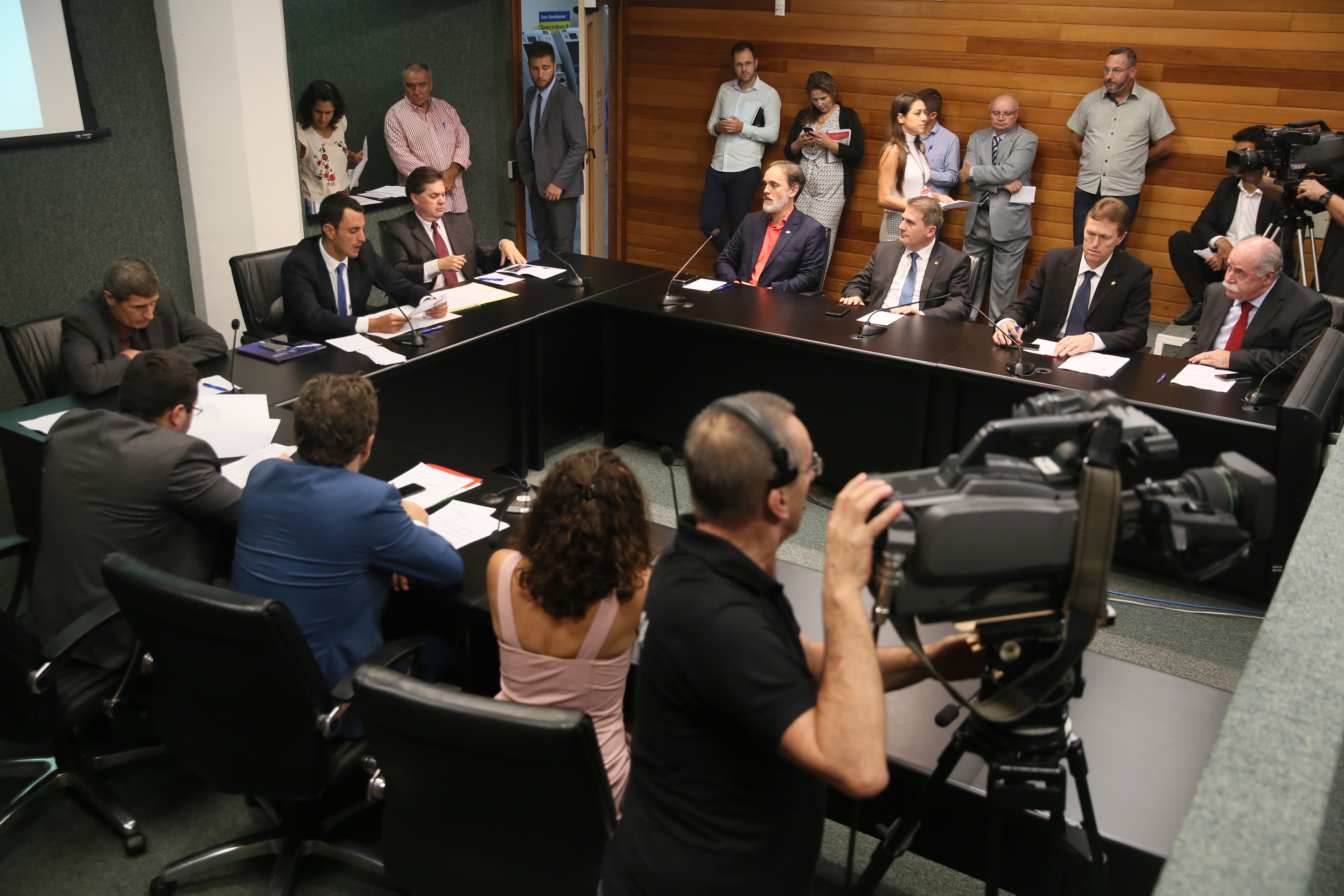 Deputados da Comissão de Transportes e Desenvolvimento Urbano recebem o Secretário de Estado da Infraestrutura Carlos Hassler para tratar da situação das pontes de acesso à ilha.