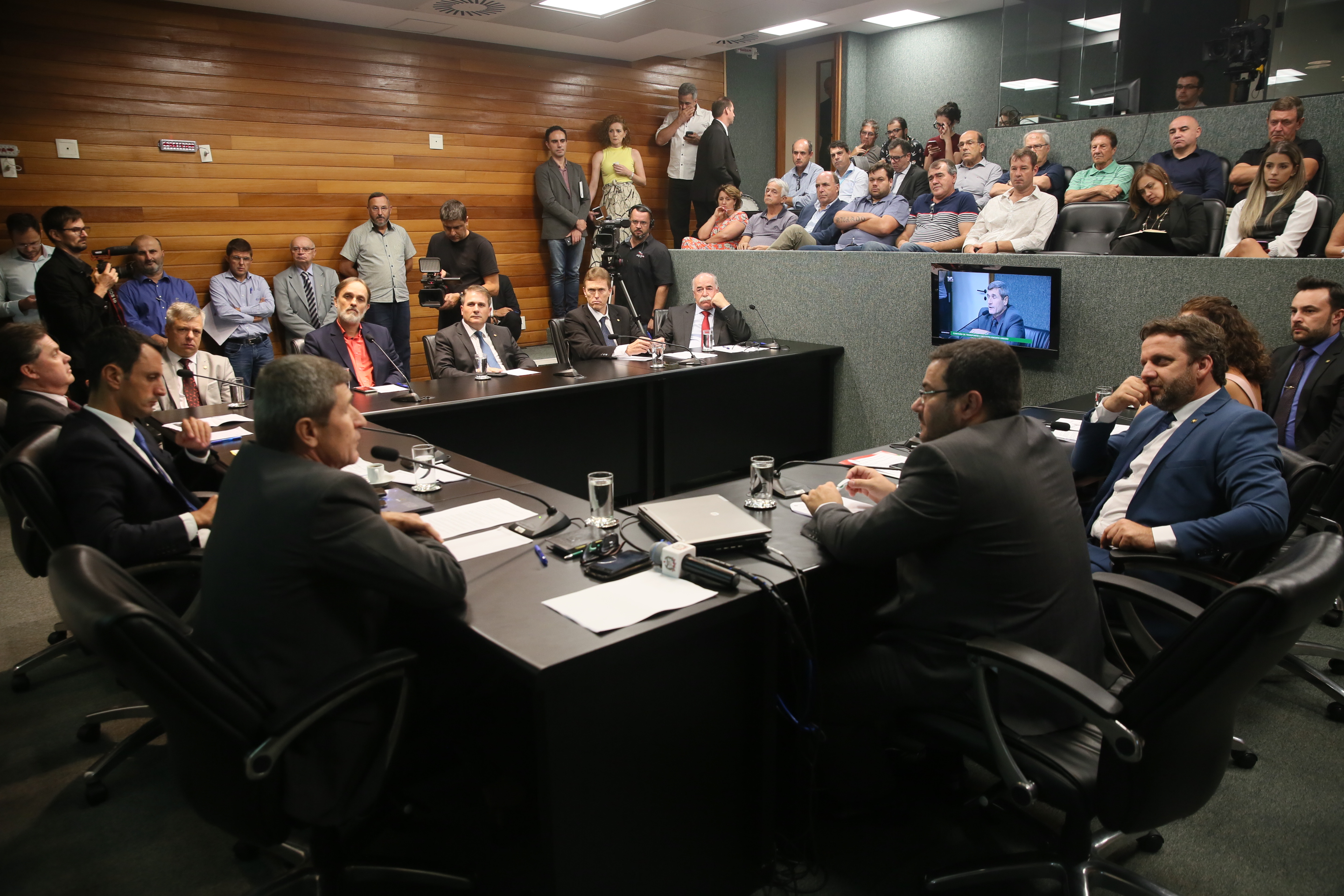 Deputados da Comissão de Transportes e Desenvolvimento Urbano recebem o Secretário de Estado da Infraestrutura Carlos Hassler para tratar da situação das pontes de acesso à ilha.