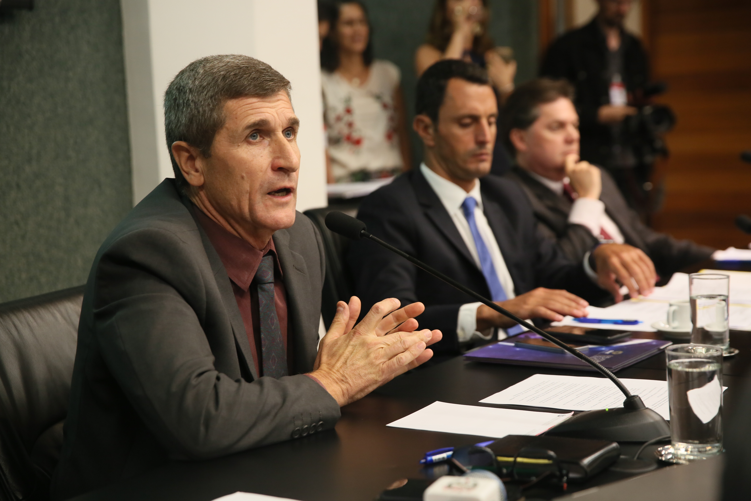 Deputados da Comissão de Transportes e Desenvolvimento Urbano recebem o Secretário de Estado da Infraestrutura Carlos Hassler para tratar da situação das pontes de acesso à ilha.