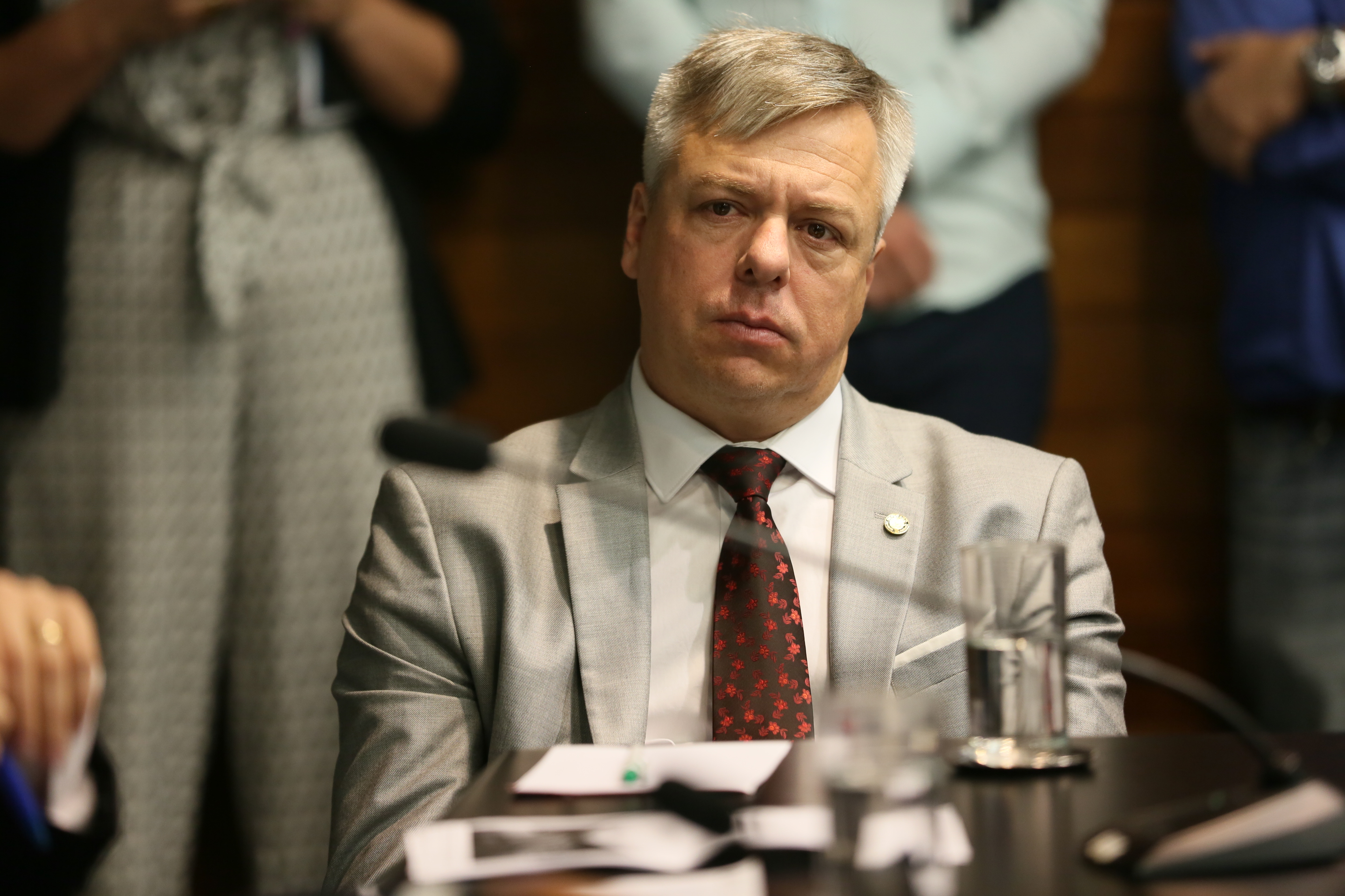 Deputados da Comissão de Transportes e Desenvolvimento Urbano recebem o Secretário de Estado da Infraestrutura Carlos Hassler para tratar da situação das pontes de acesso à ilha.