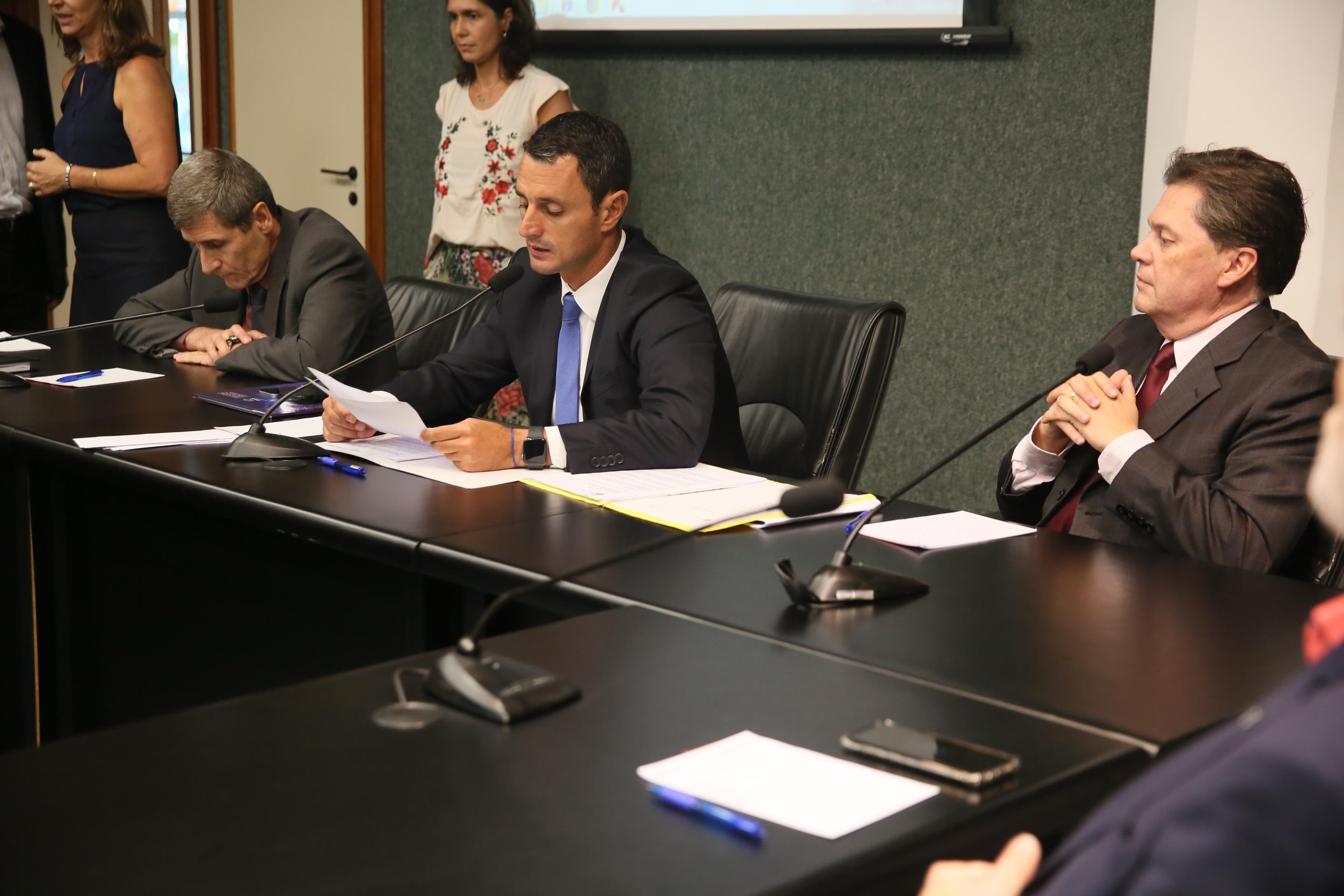 Deputados da Comissão de Transportes e Desenvolvimento Urbano recebem o Secretário de Estado da Infraestrutura Carlos Hassler para tratar da situação das pontes de acesso à ilha.