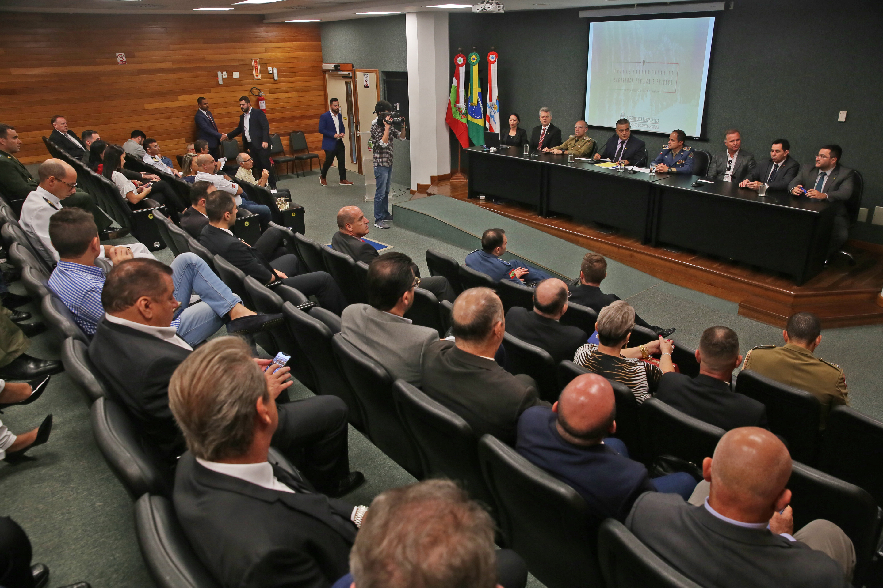 Frente Parlamentar em defesa das seguranças pública e privada.