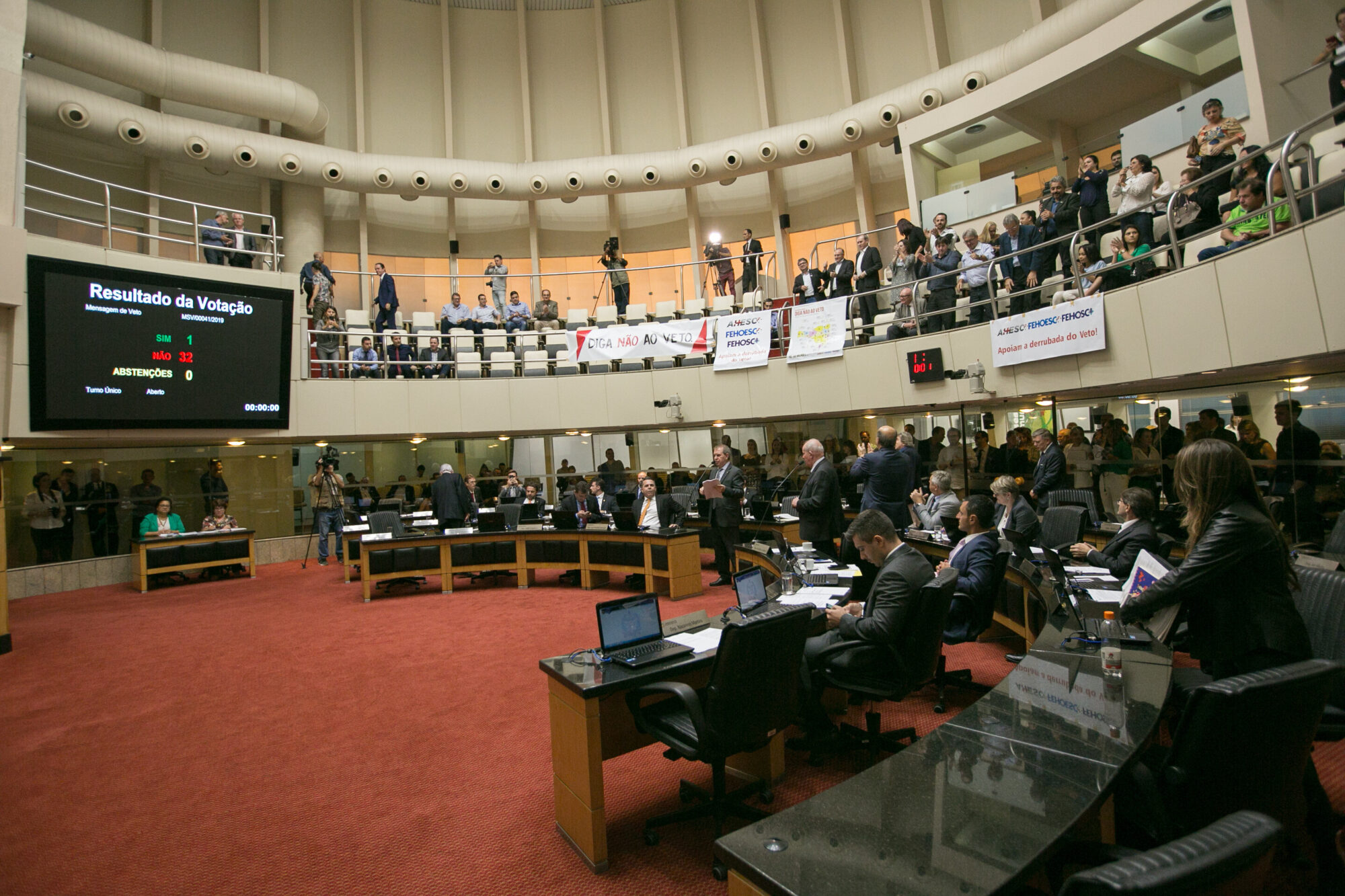 Deputados derrubam veto parcial ao orçamento do Estado para 2019