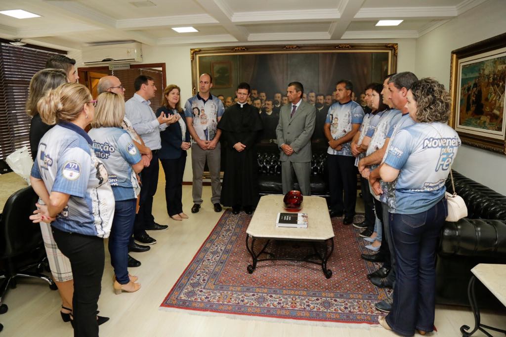 Presidente da ALESC, Júlio Garcia, recebe o grupo do Santuário Diocesano N. Sra. Mãe dos Homens de Araranguá