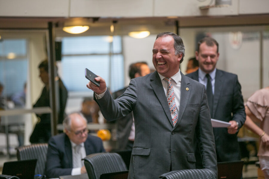 Deputado Keneddy Nunes com seu celular em punho: jornalista por formação, ele destaca que a comunicação pelas redes auxilia no desenvolvimento do mandato pelo dinamismo da interação com a população