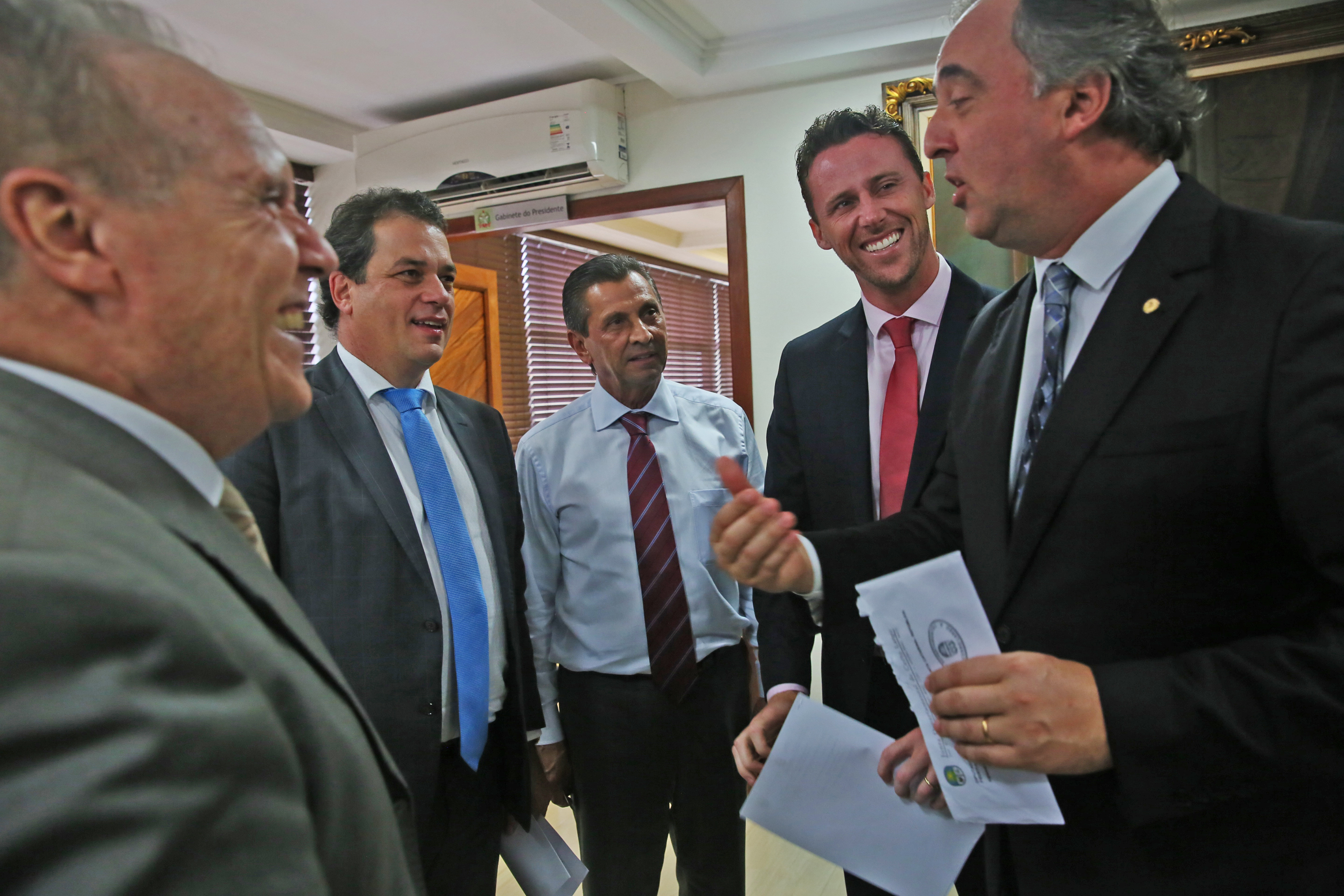 Presidente da Alesc Julio Garcia recebe o parlamentar uruguaio Gustavo Viera e o Cônsul Geral do Uruguai no Brasil Daniel Botta Luquin em visita oficial.