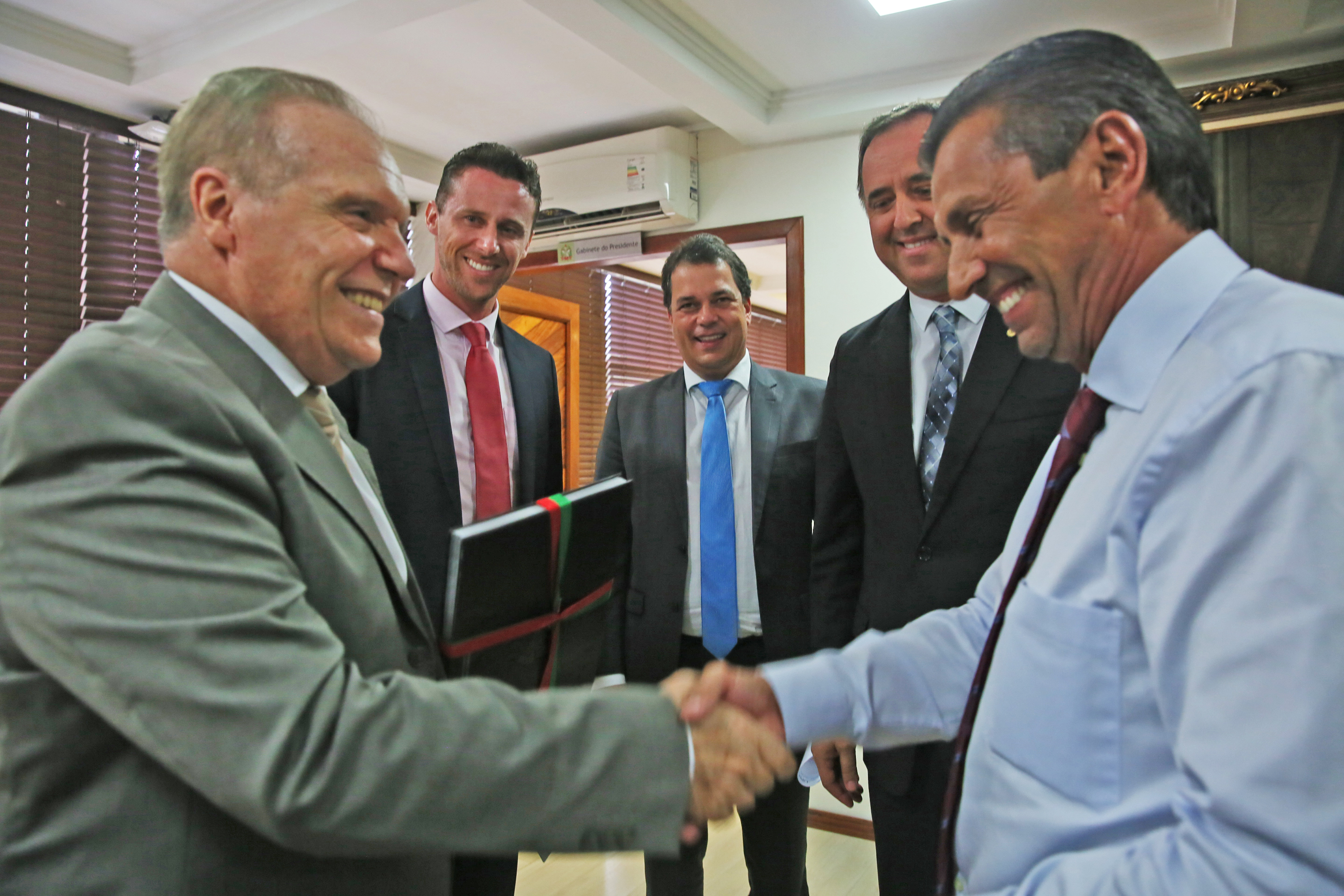 Presidente da Alesc Julio Garcia recebe o parlamentar uruguaio Gustavo Viera e o Cônsul Geral do Uruguai no Brasil Daniel Botta Luquin em visita oficial.