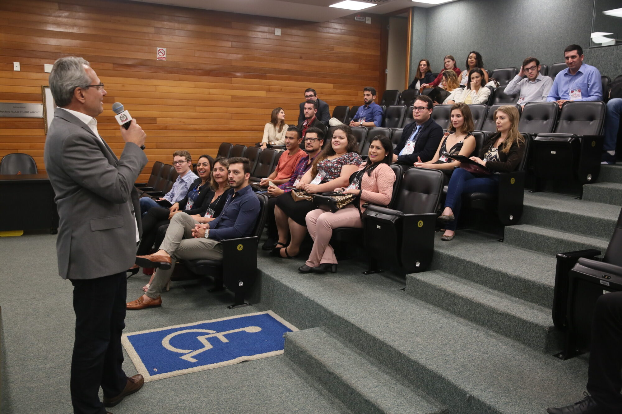 Universitários do Estágio-Visita acompanham palestra sobre processo legislativo