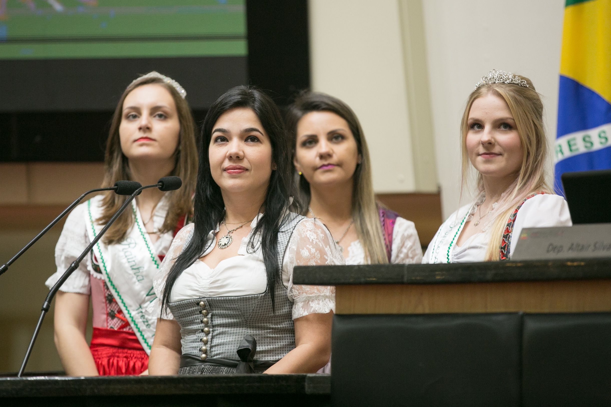 Secretárias de Cultura, Gabriela Rugere, de Turismo, Veridiana Falchetti, rainha e princesa da 7ª Expotílias