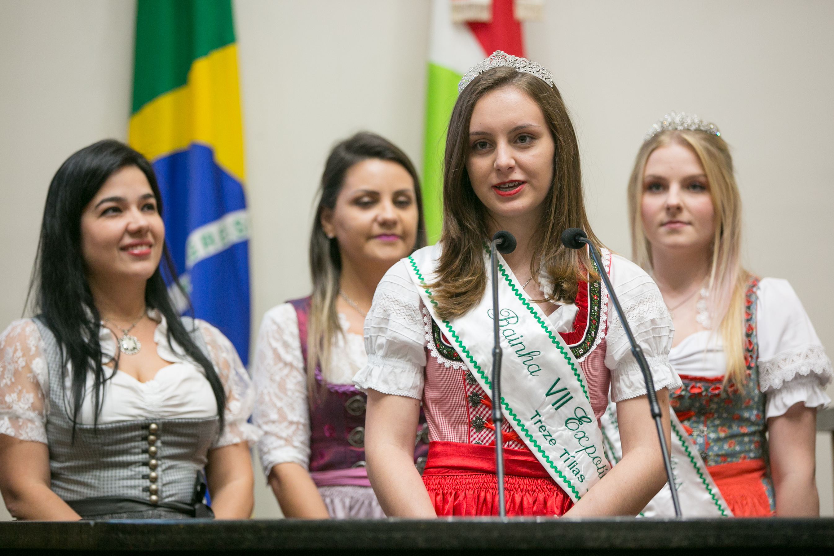 Secretárias de Cultura, Gabriela Rugere, de Turismo, Veridiana Falchetti, rainha e princesa da 7ª Expotílias