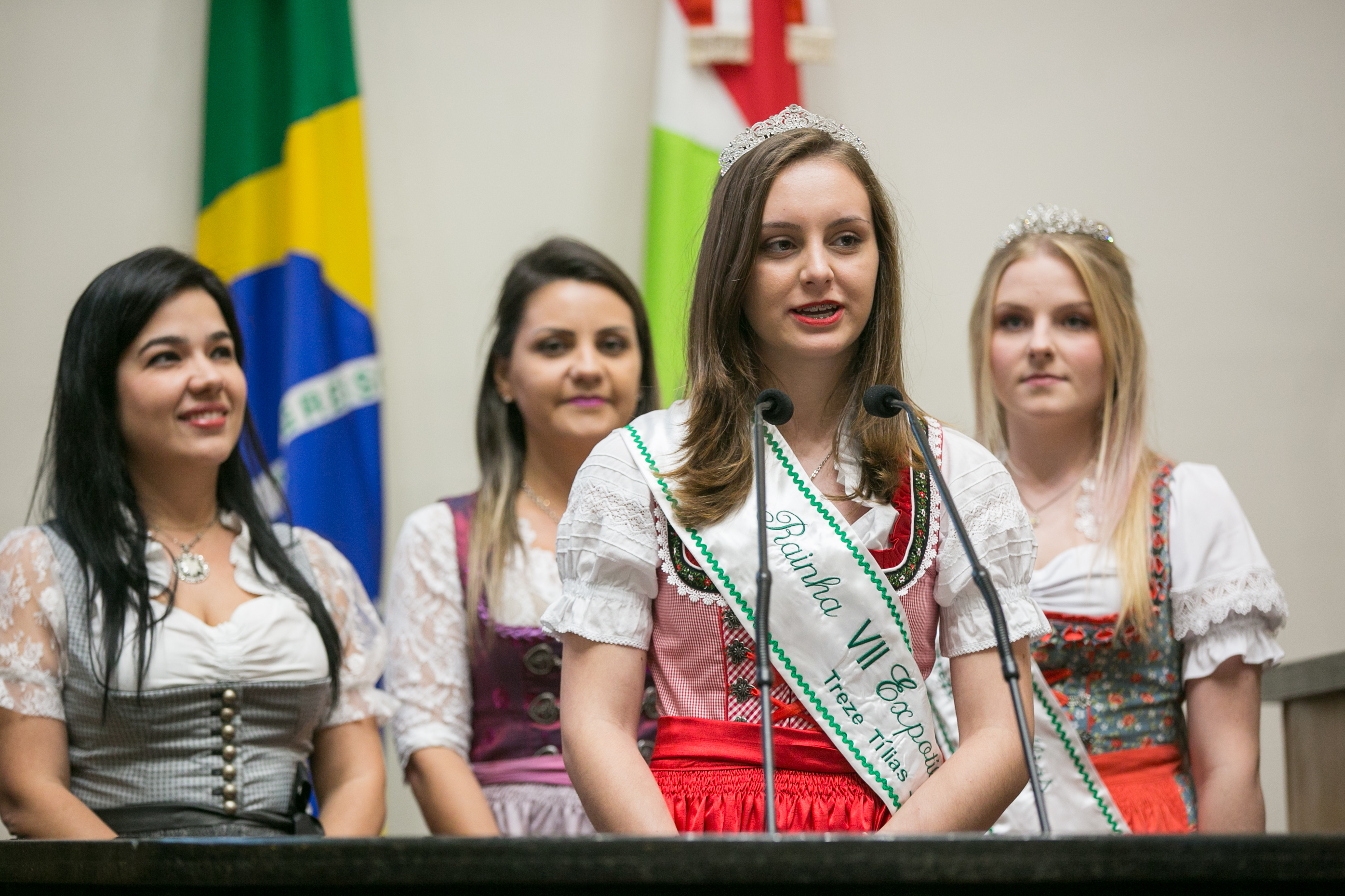Secretárias de Cultura, Gabriela Rugere, de Turismo, Veridiana Falchetti, rainha e princesa da 7ª Expotílias