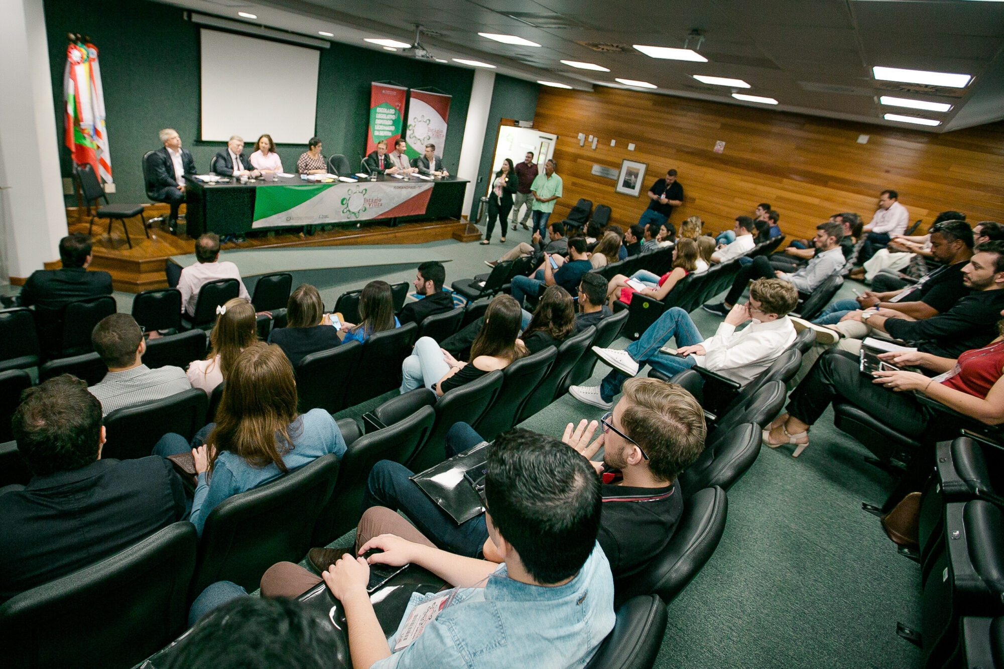 Mesa redonda aproxima parlamentares e universitários